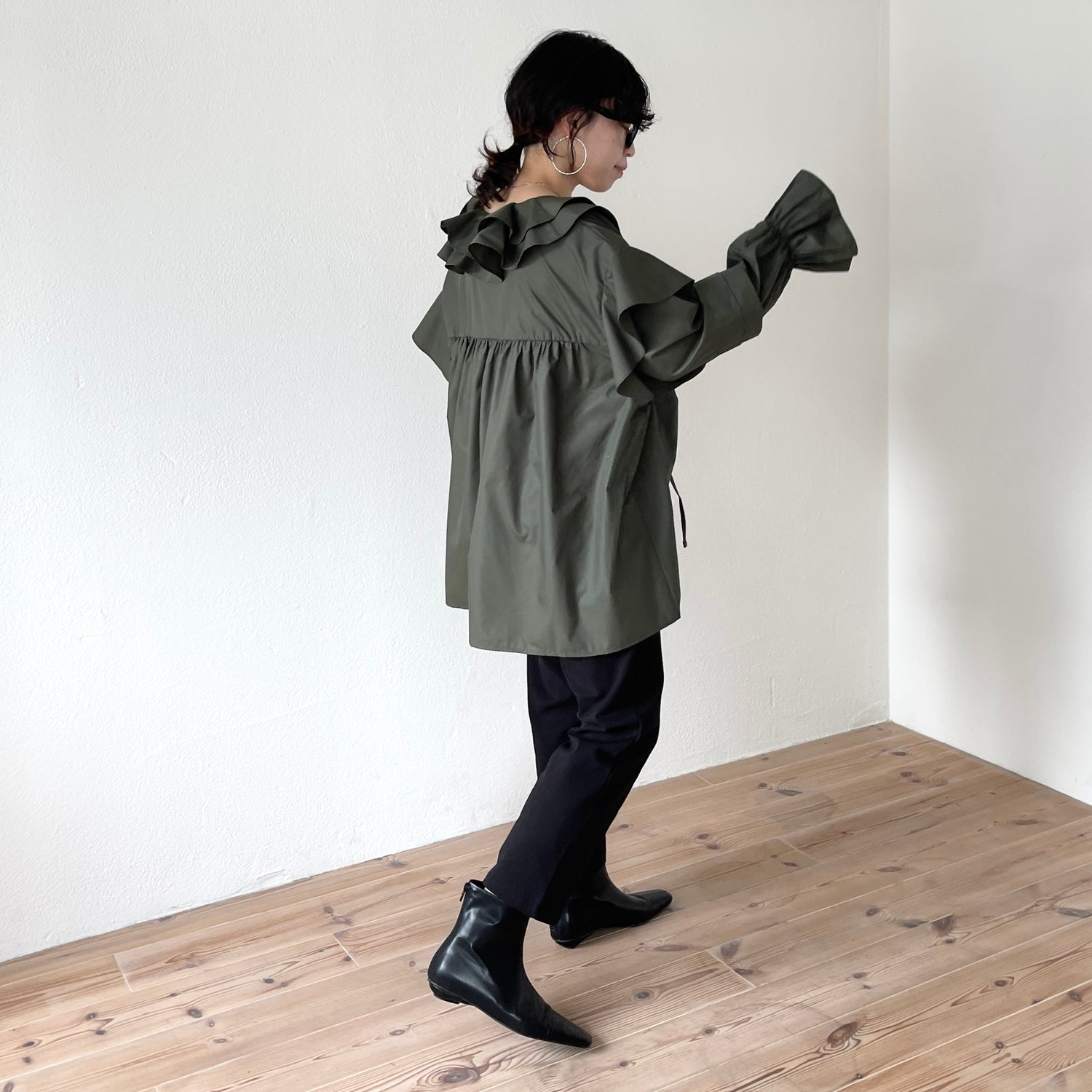 big collar frill blouse / khaki