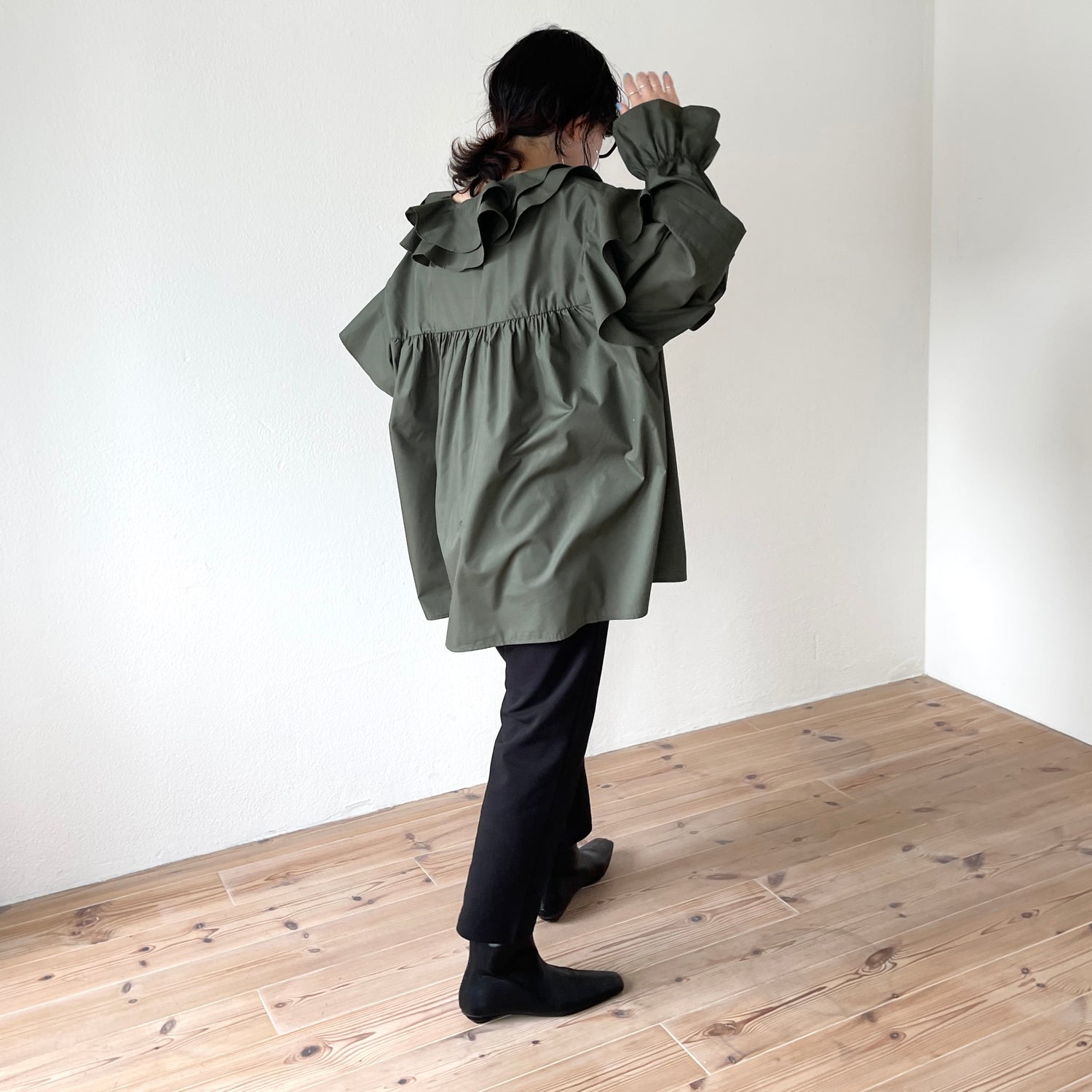 big collar frill blouse / khaki
