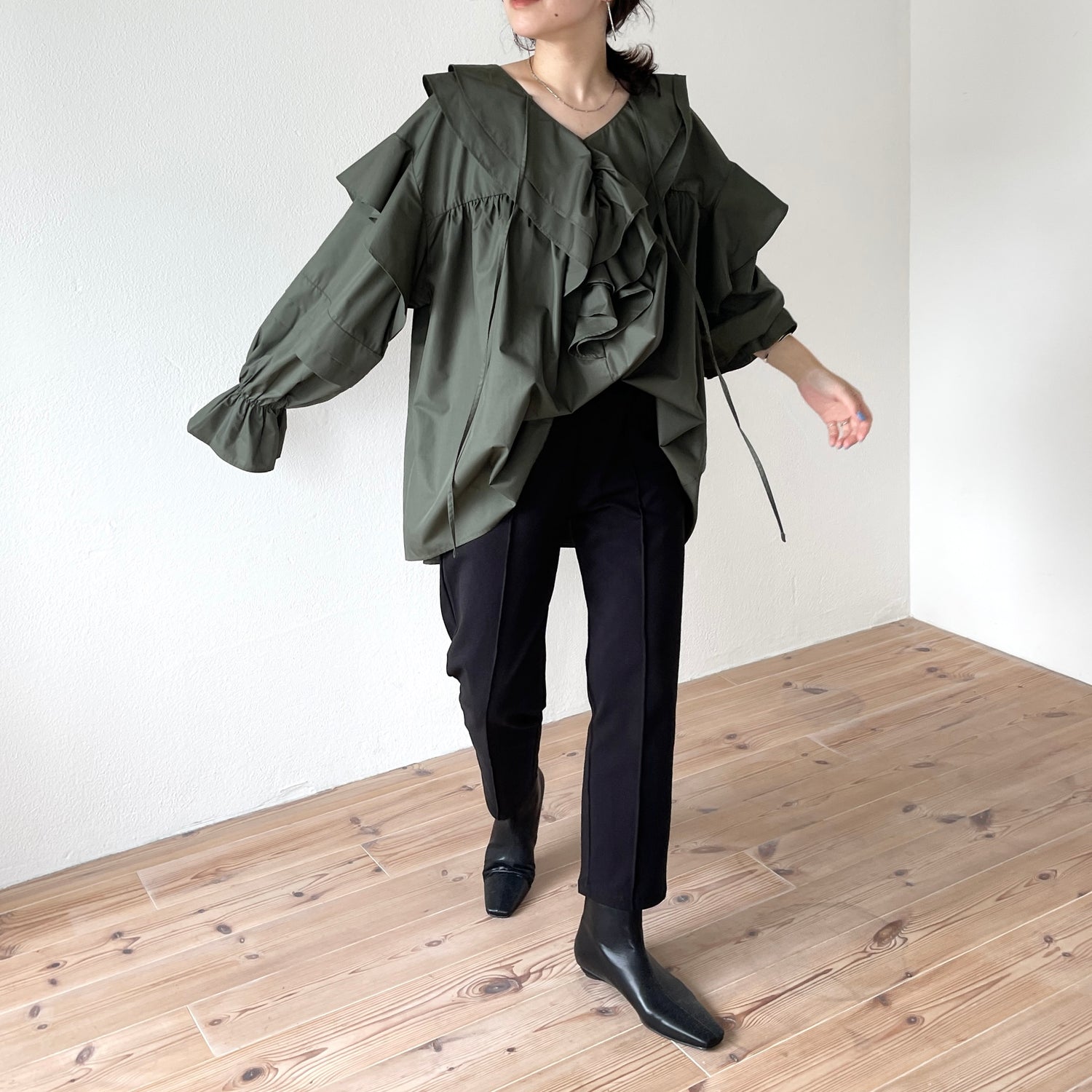 big collar frill blouse / khaki