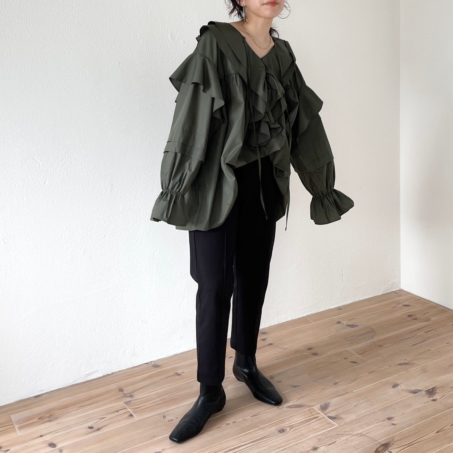 big collar frill blouse / khaki
