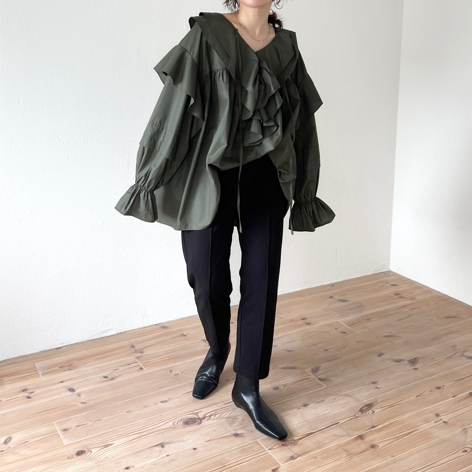big collar frill blouse / khaki