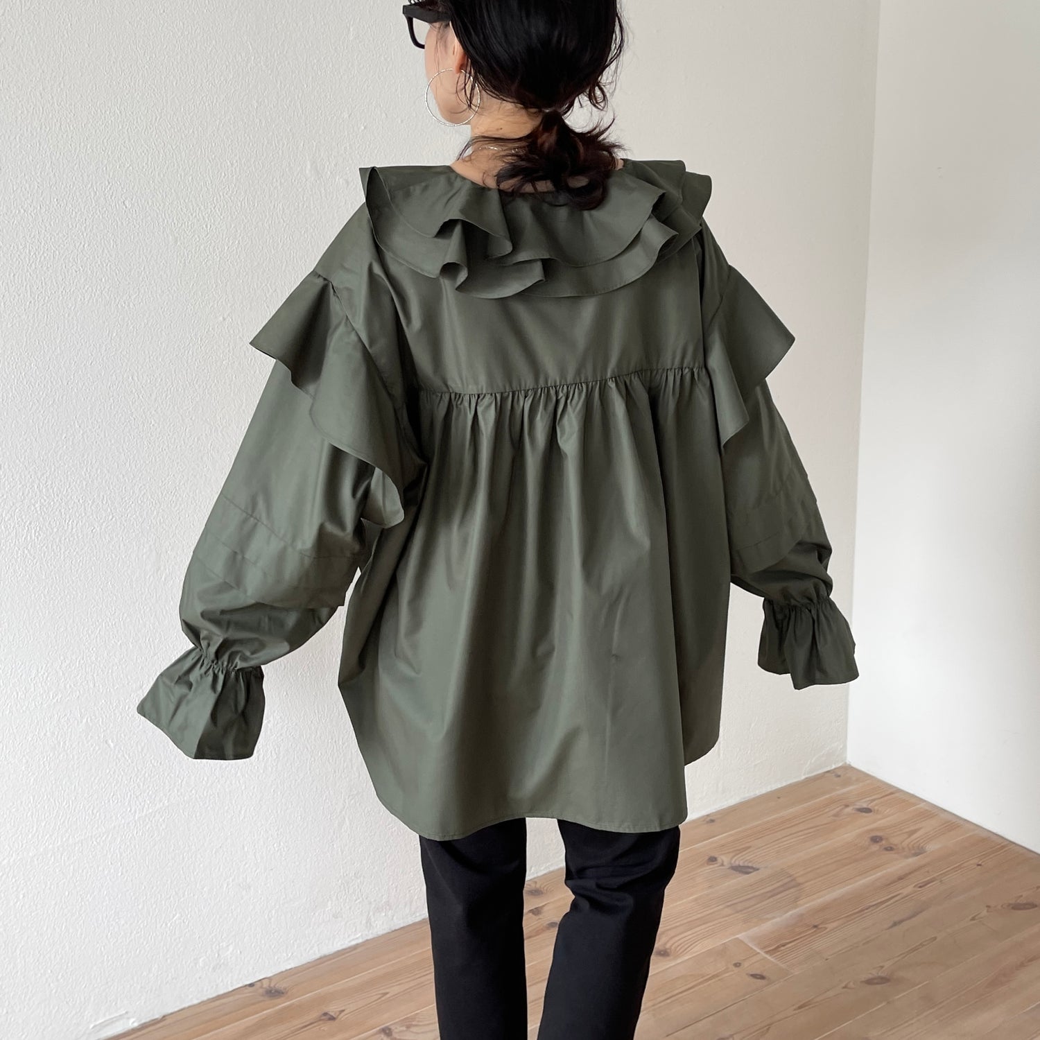 big collar frill blouse / khaki