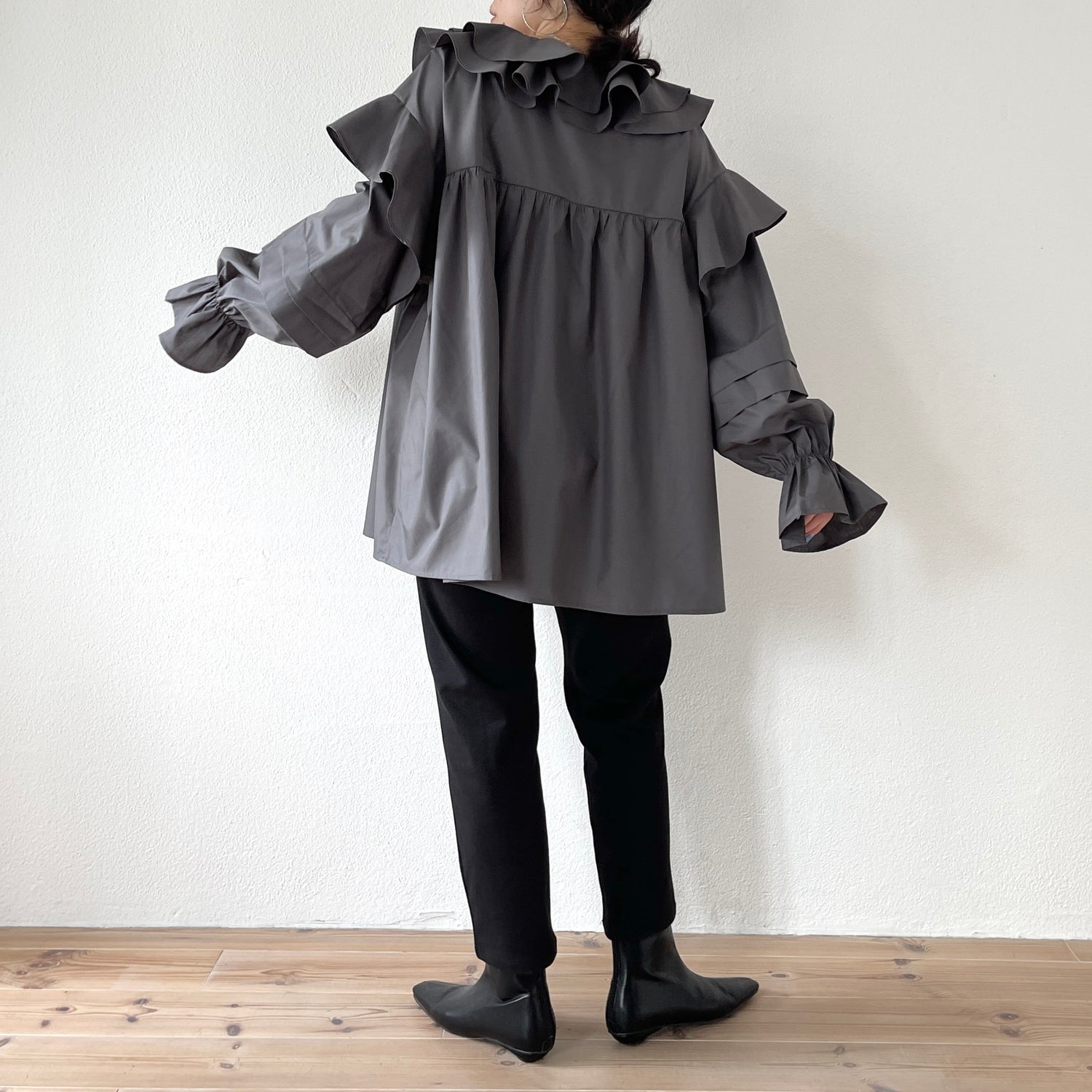 big collar frill blouse / charcoal