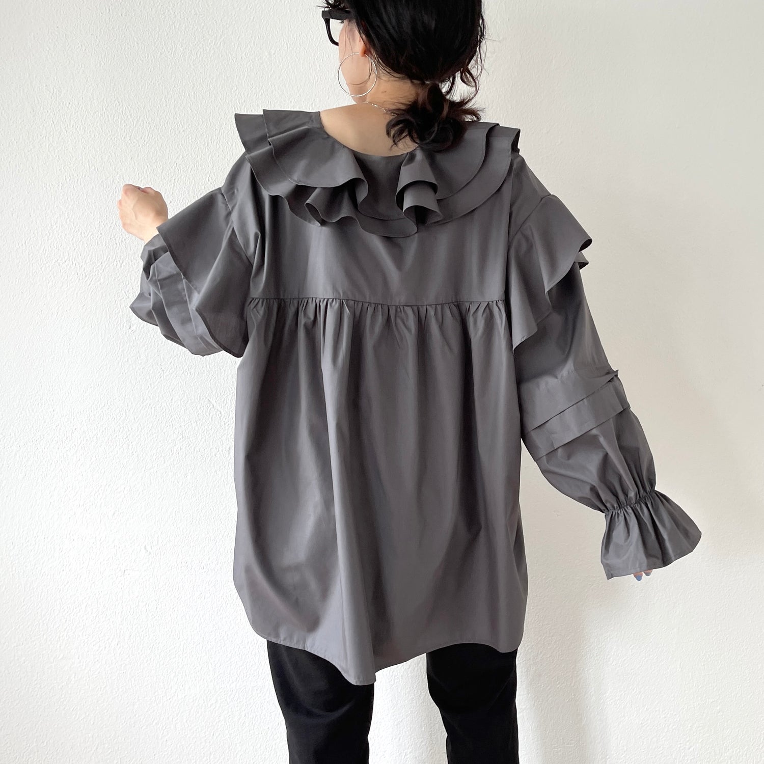 big collar frill blouse / charcoal