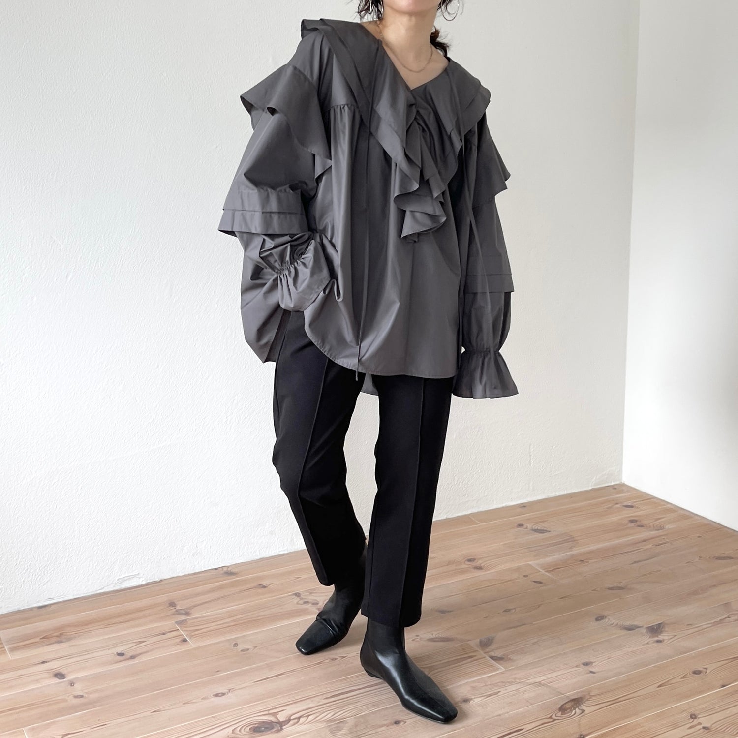 big collar frill blouse / charcoal