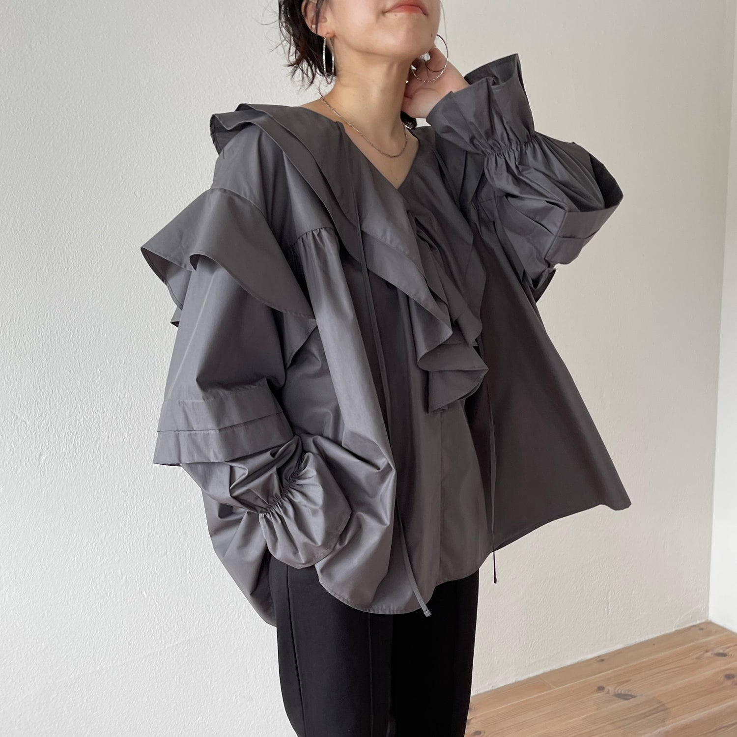 big collar frill blouse / charcoal