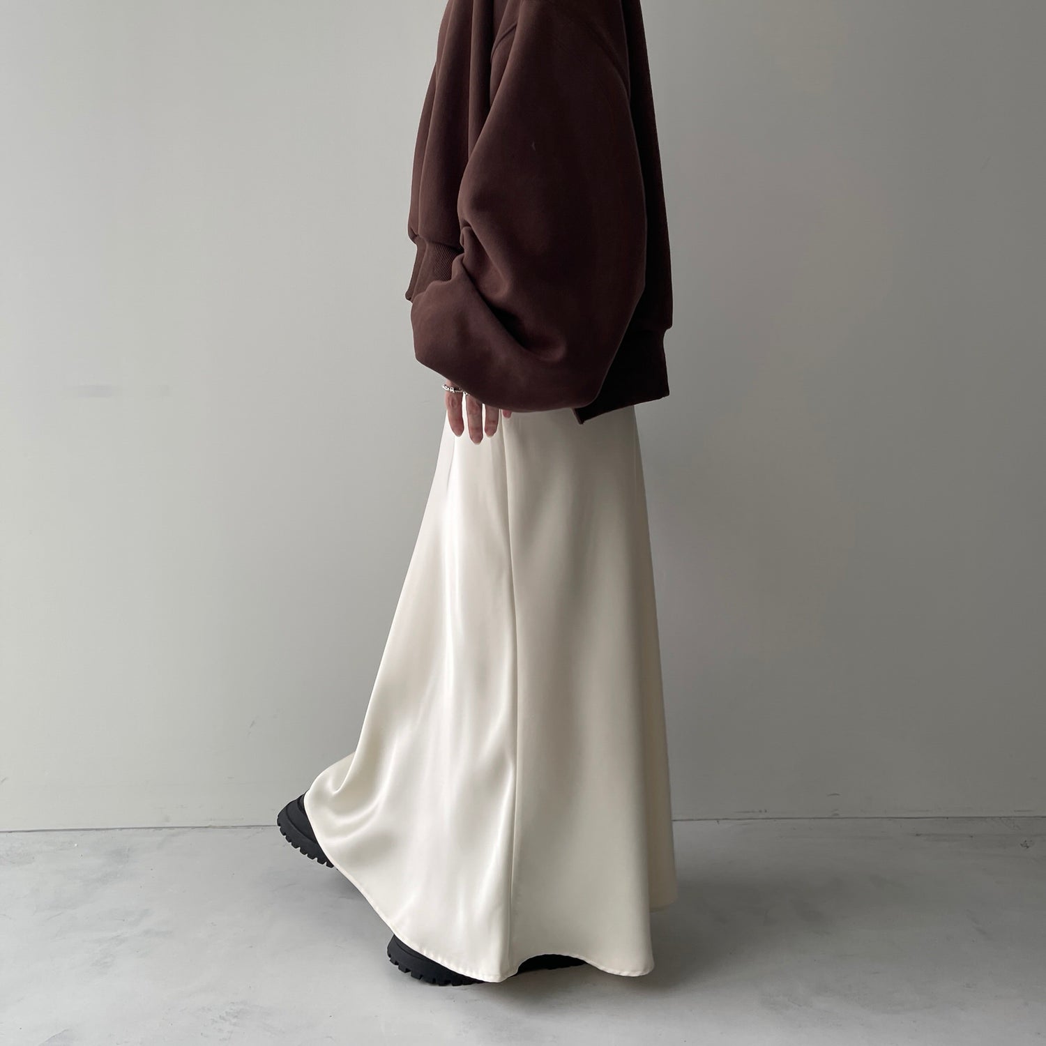 style up relax satin flare skirt / ivory