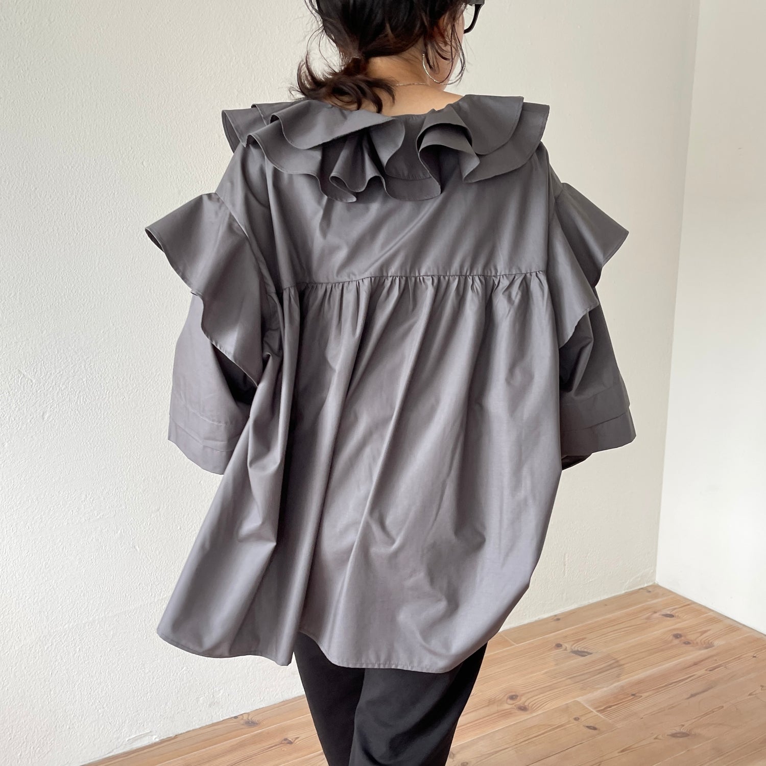 big collar frill blouse / charcoal