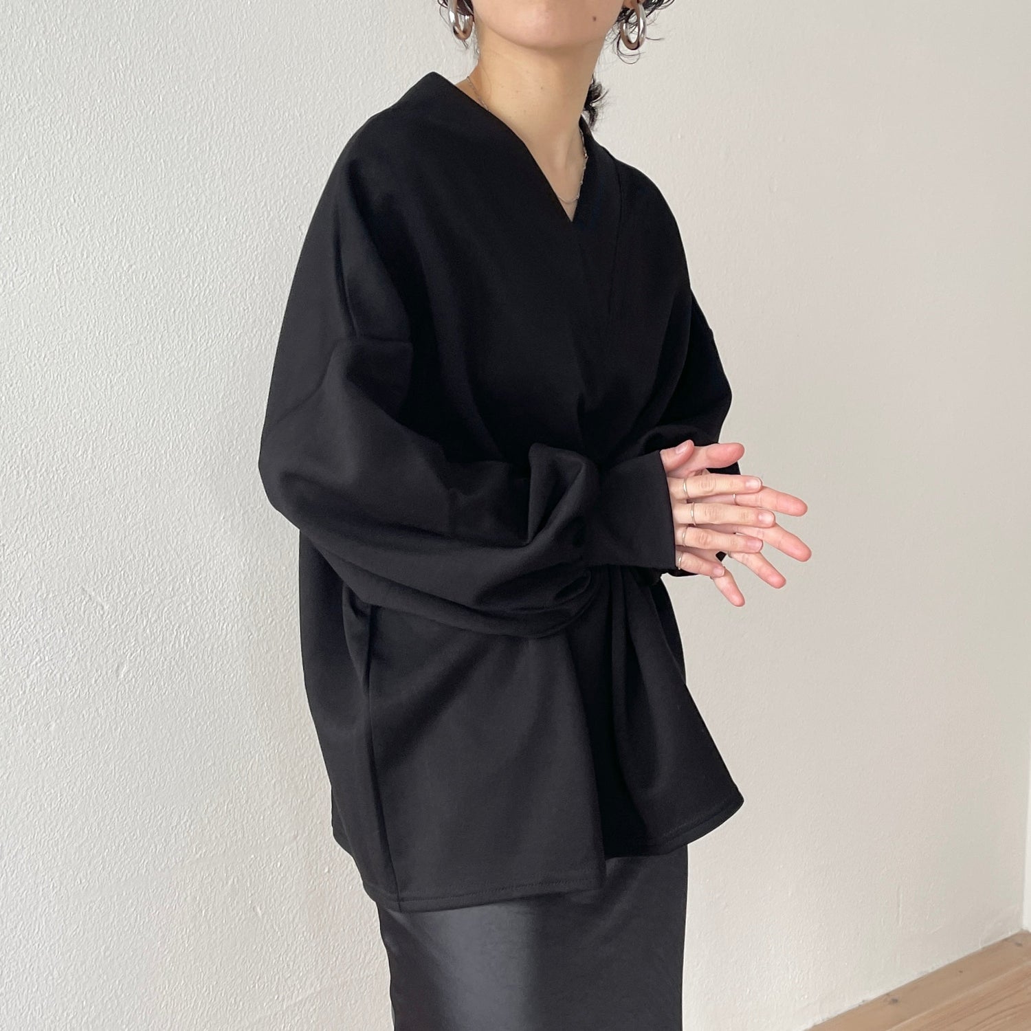 【SAMPLE】volume sleeve v neck po / black