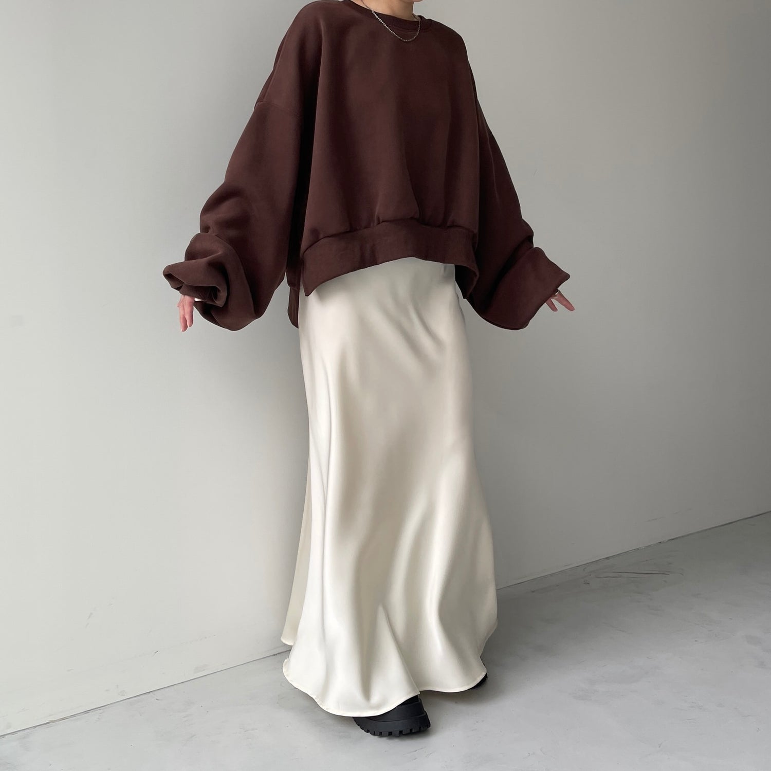 style up relax satin flare skirt / ivory