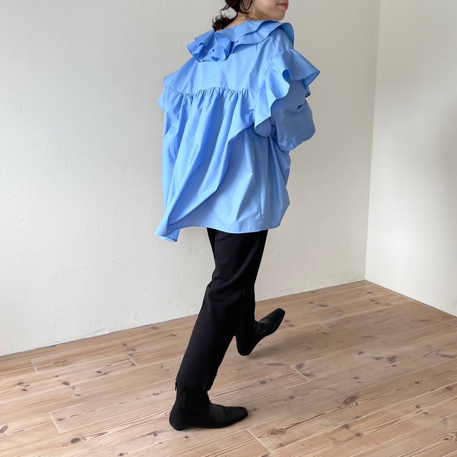 big collar frill blouse / blue