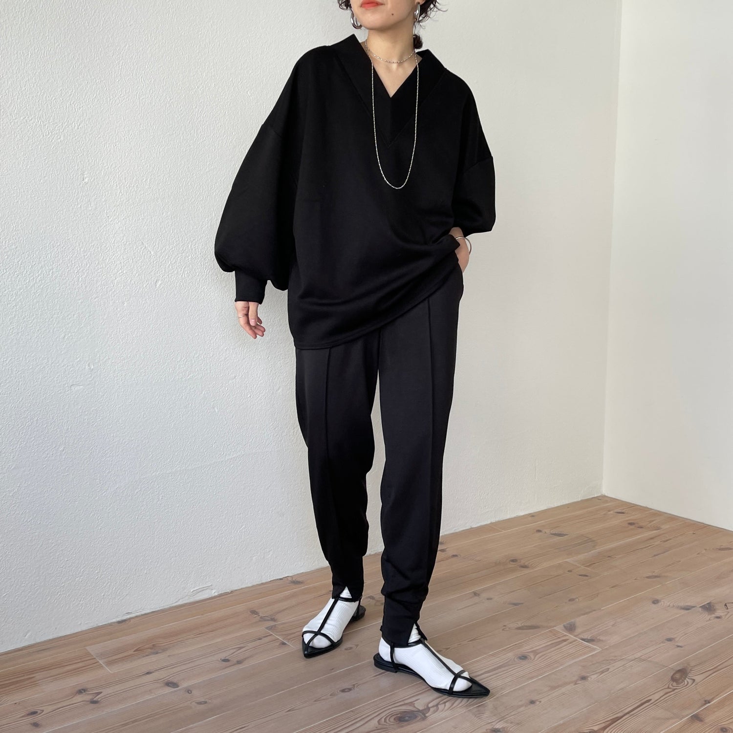 【SAMPLE】volume sleeve v neck po / black