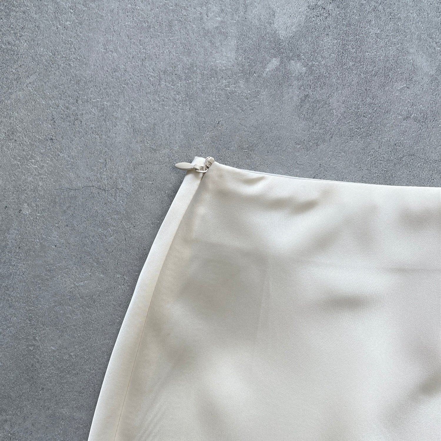 style up relax satin flare skirt / ivory
