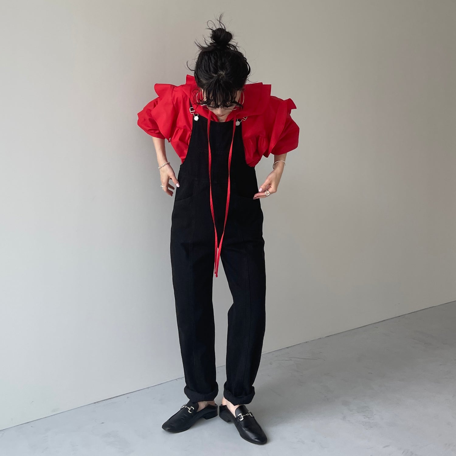 loose and slim denim salopette / black