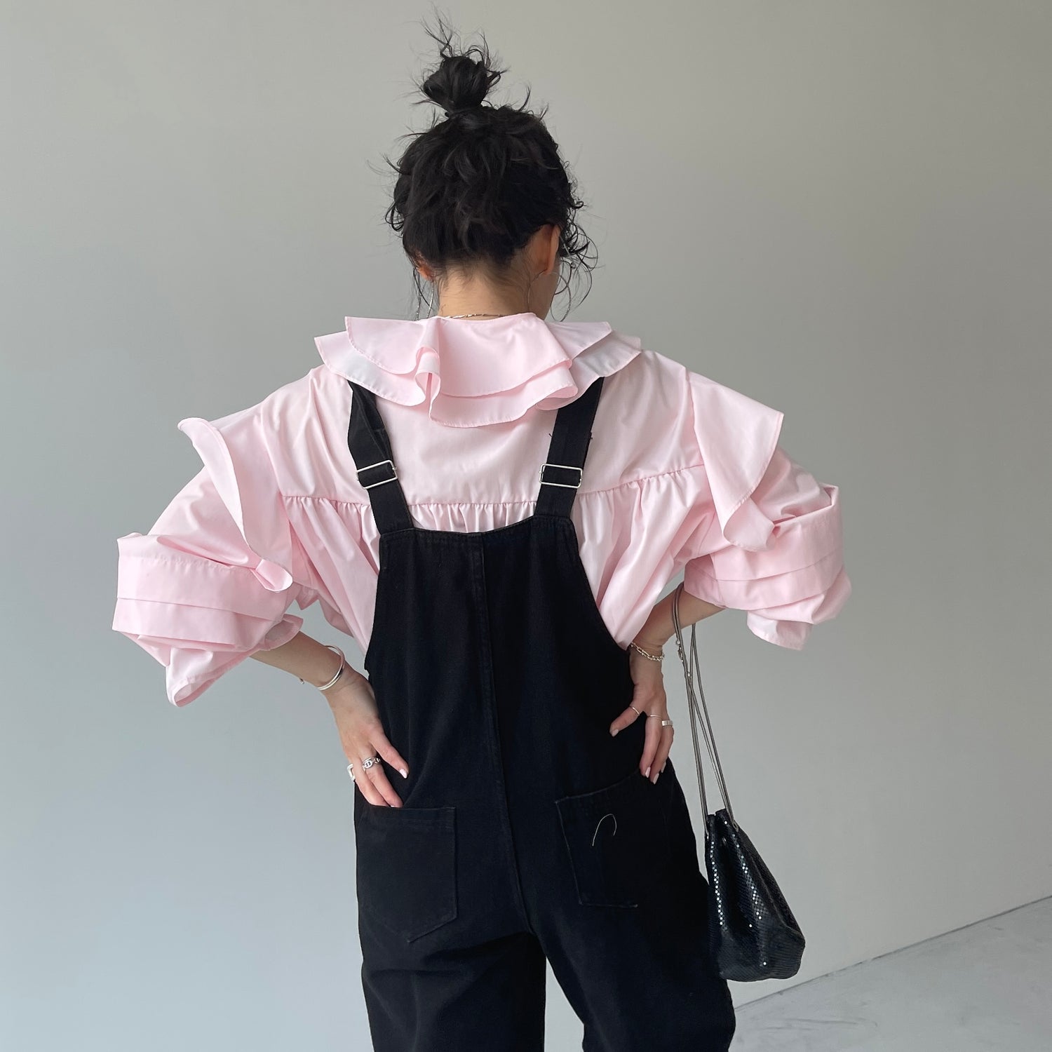 loose and slim denim salopette / black