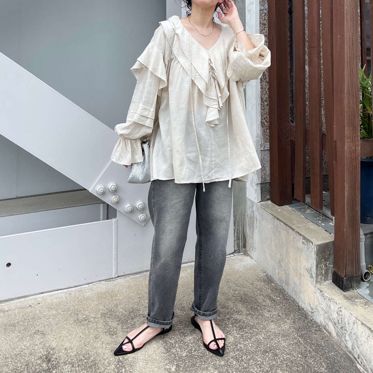 big collar frill blouse / linen beige