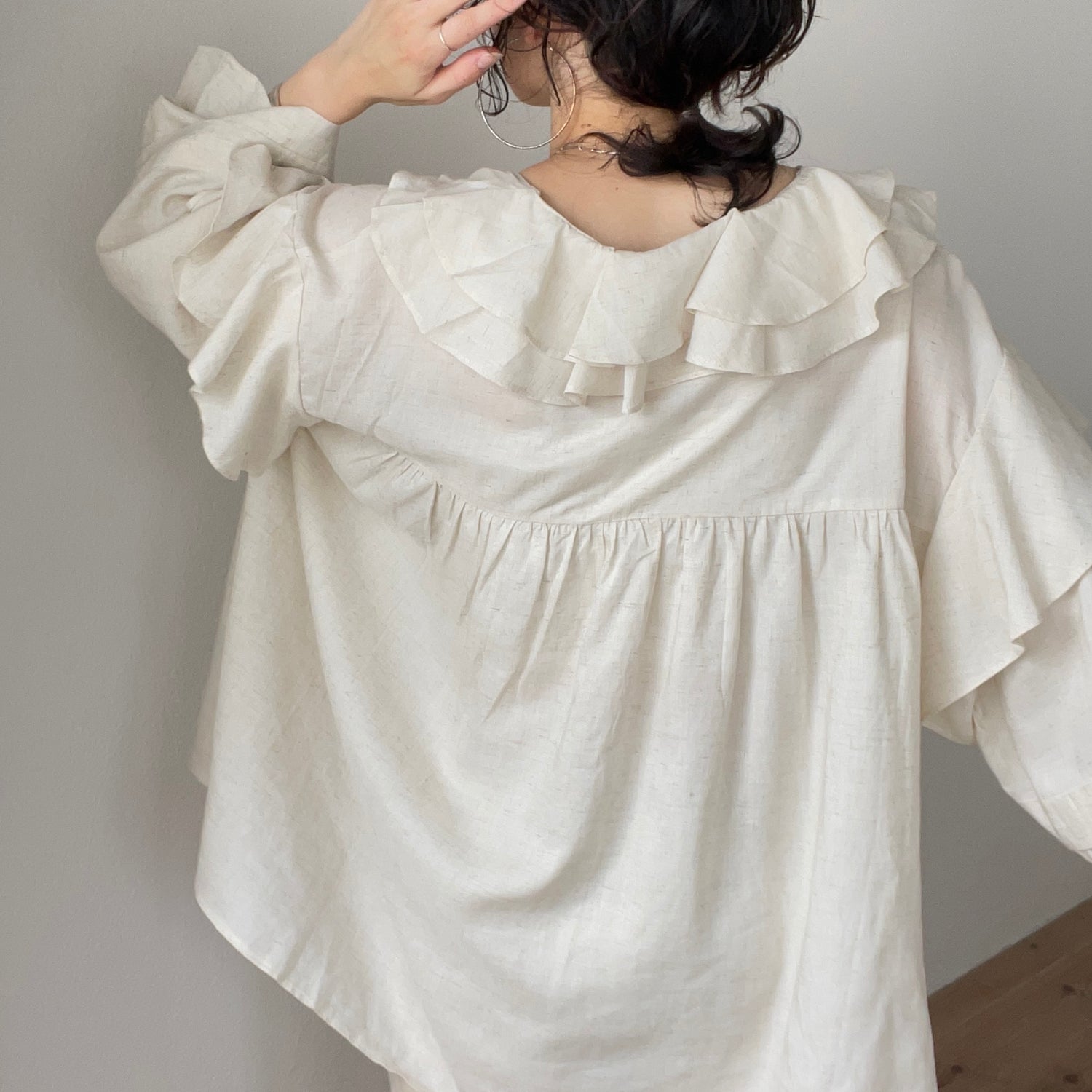 big collar frill blouse / linen beige