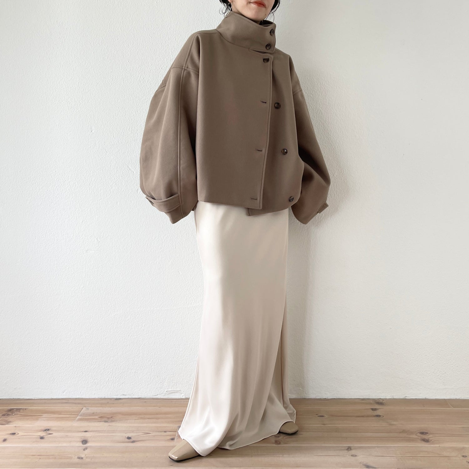 smooth touch stand neck short coat / beige