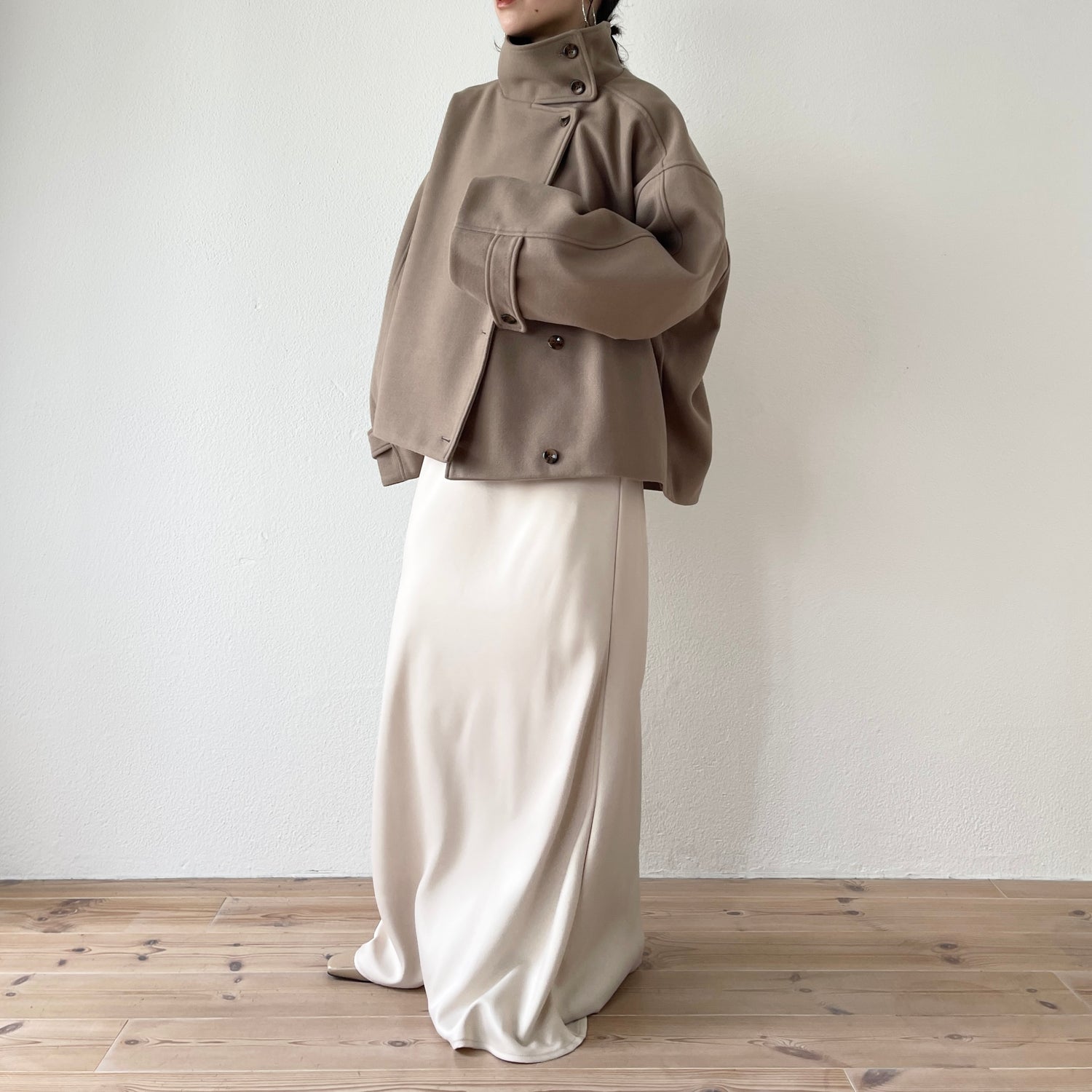 smooth touch stand neck short coat / beige