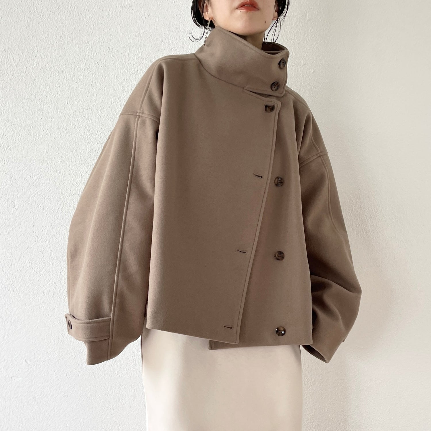 smooth touch stand neck short coat / beige