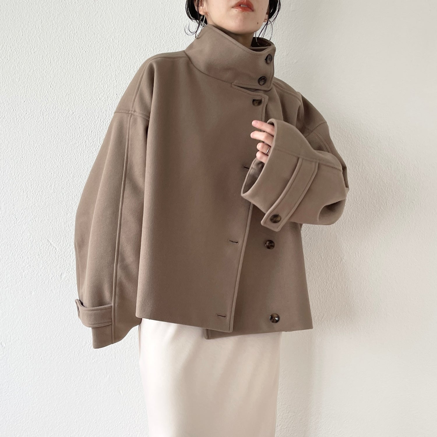 smooth touch stand neck short coat / beige