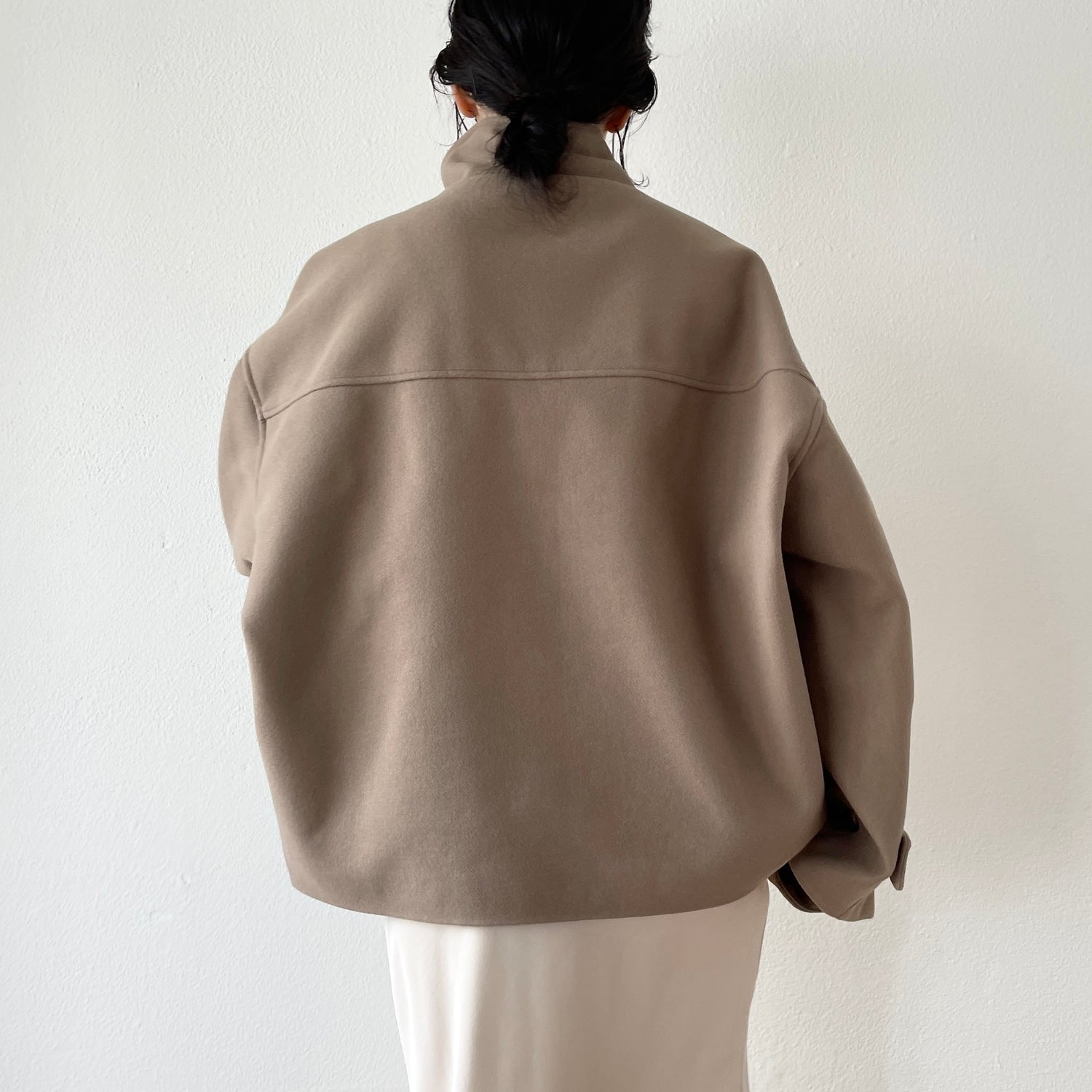 smooth touch stand neck short coat / beige