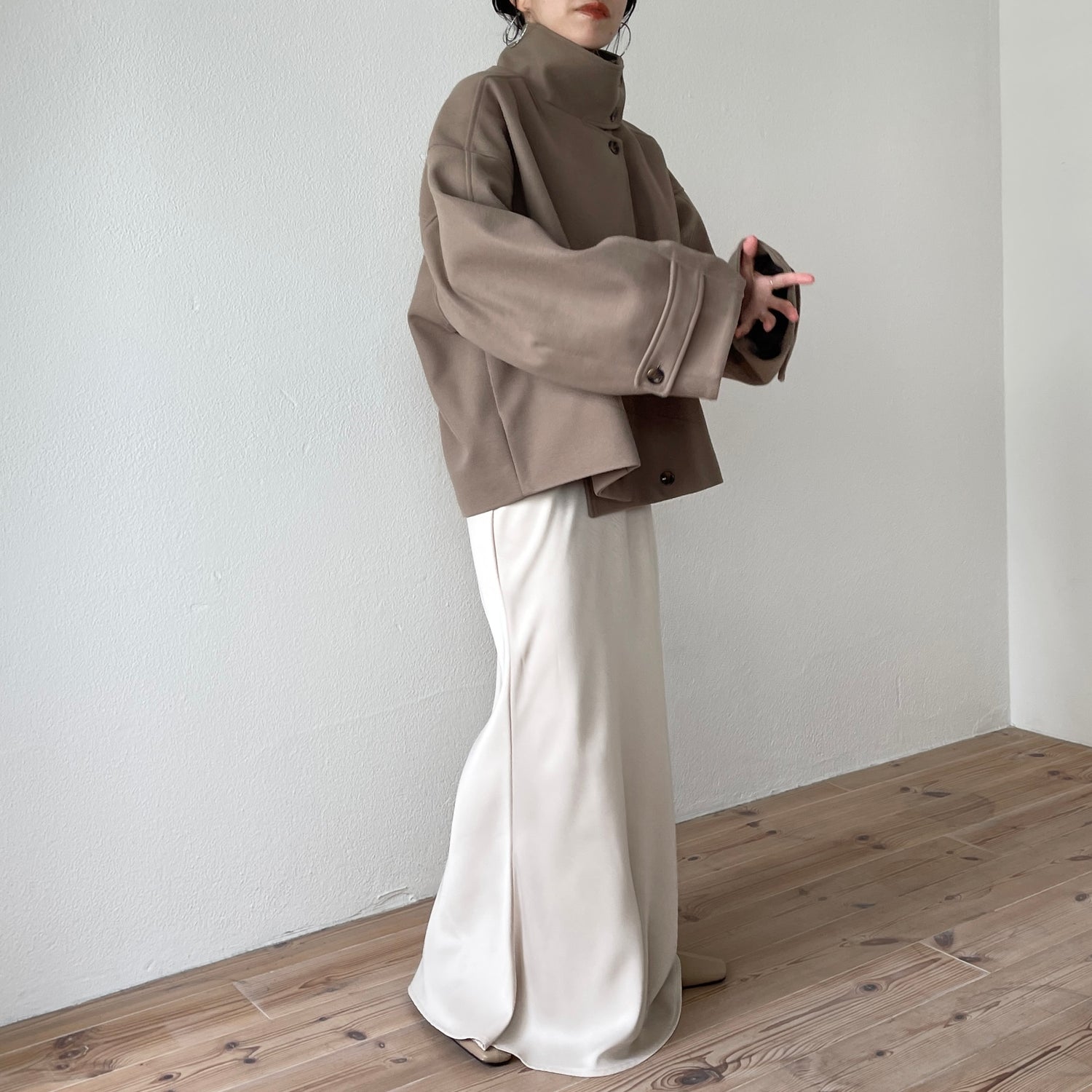 smooth touch stand neck short coat / beige