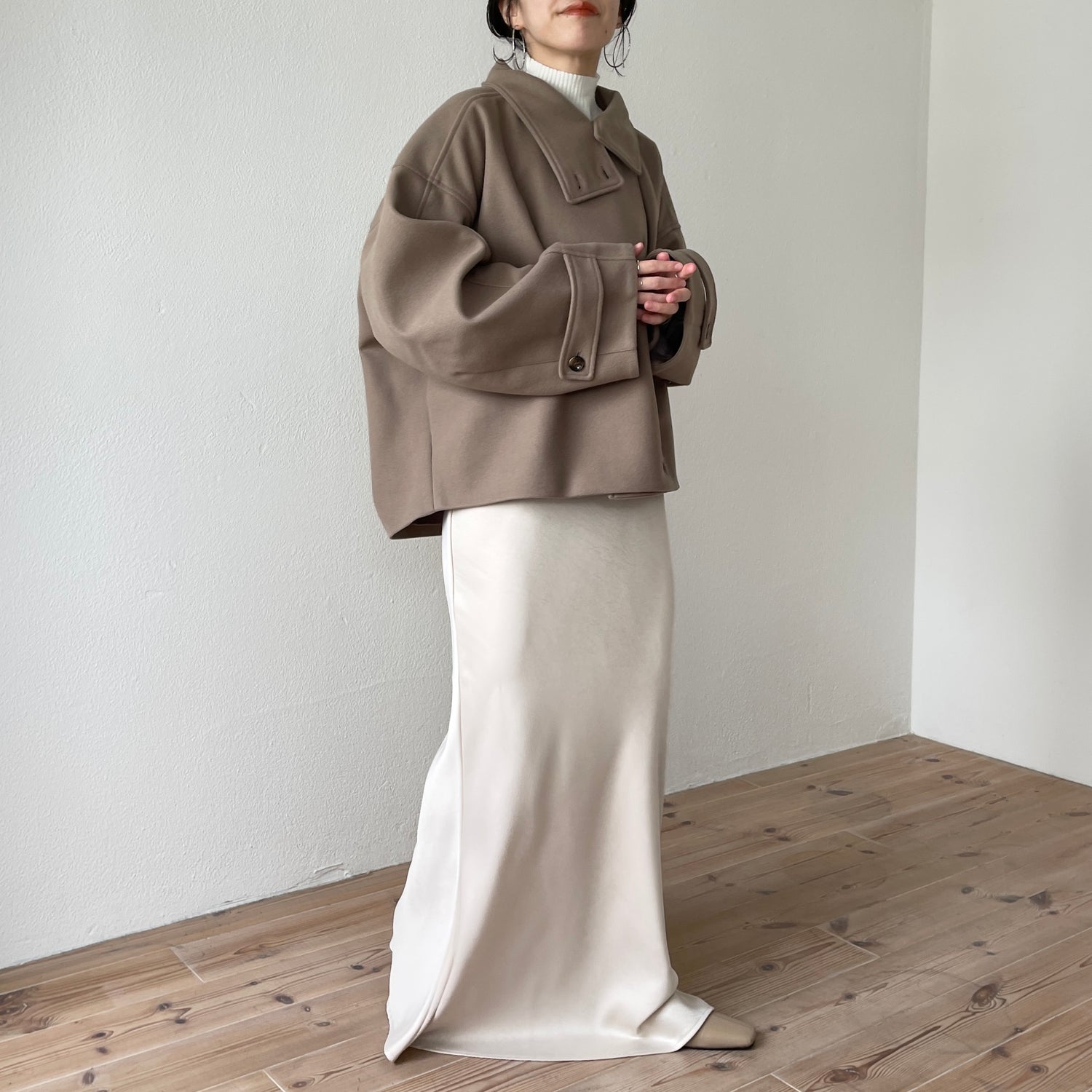 smooth touch stand neck short coat / beige