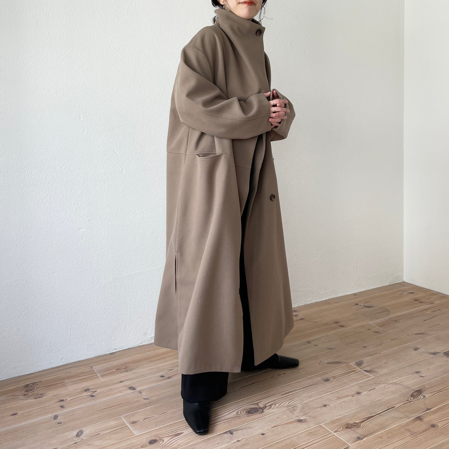 smooth touch stand neck long coat / beige