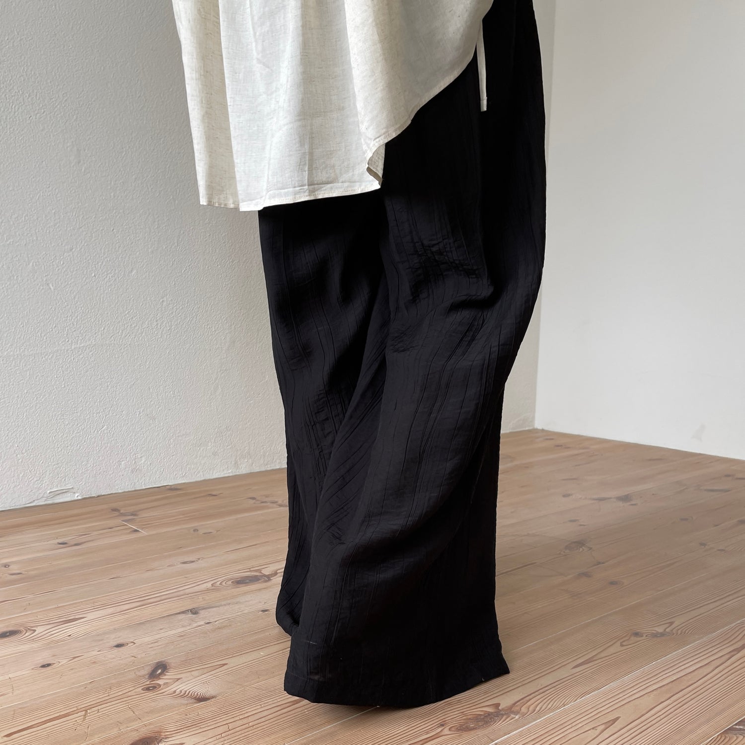relax matte satin pants / black