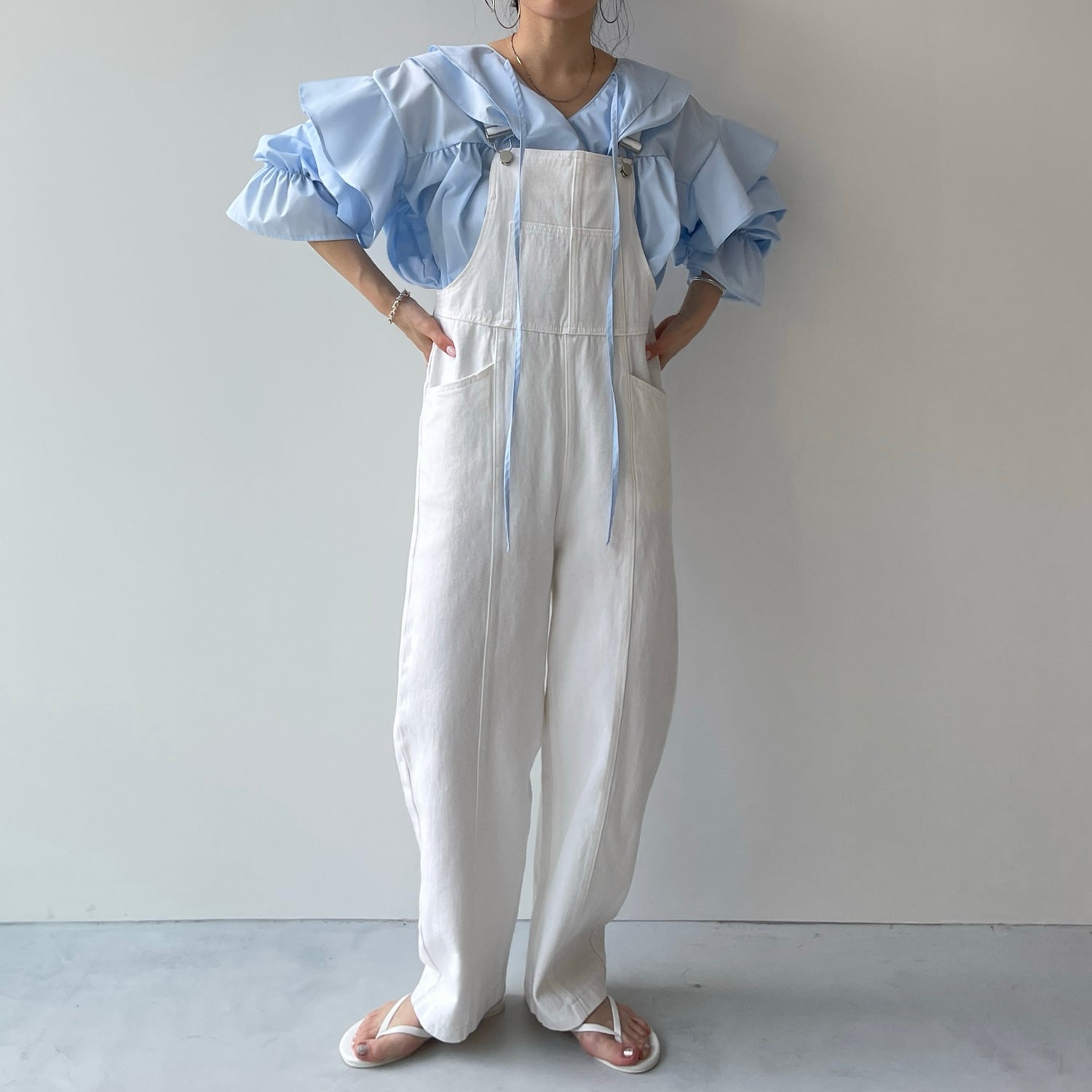 loose and slim denim salopette / ivory