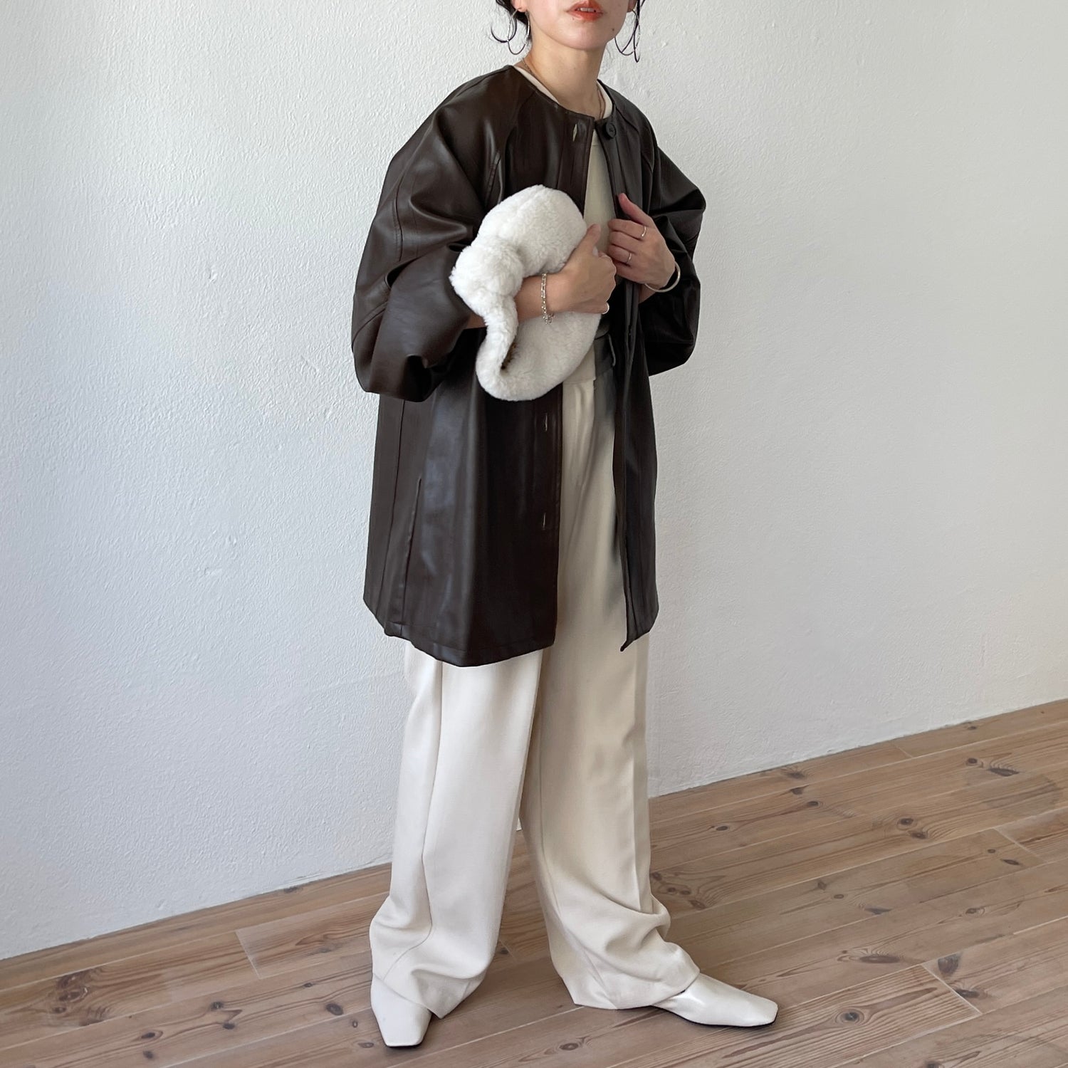 volume sleeve fake leather coat / brown