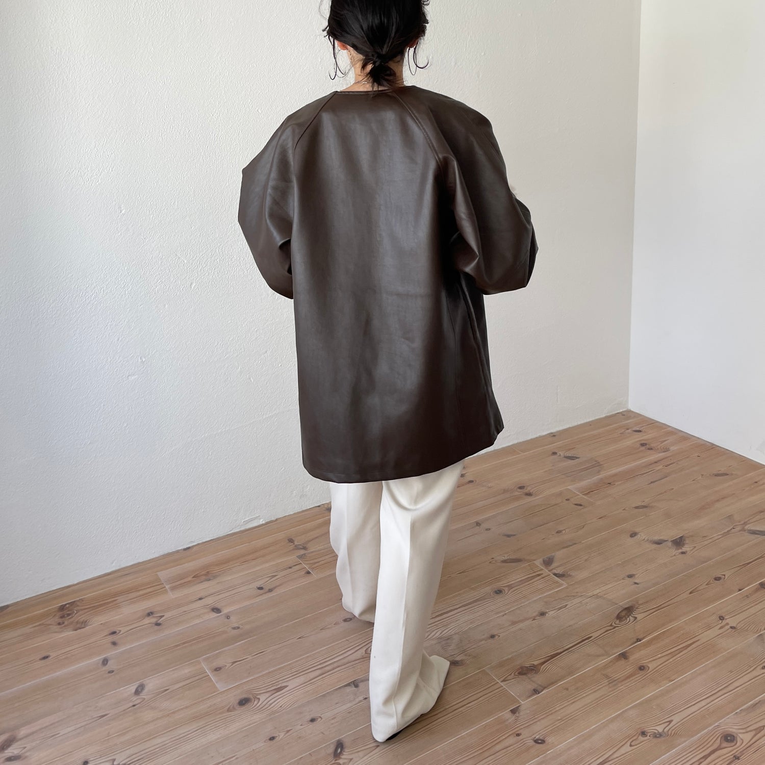 volume sleeve fake leather coat / brown