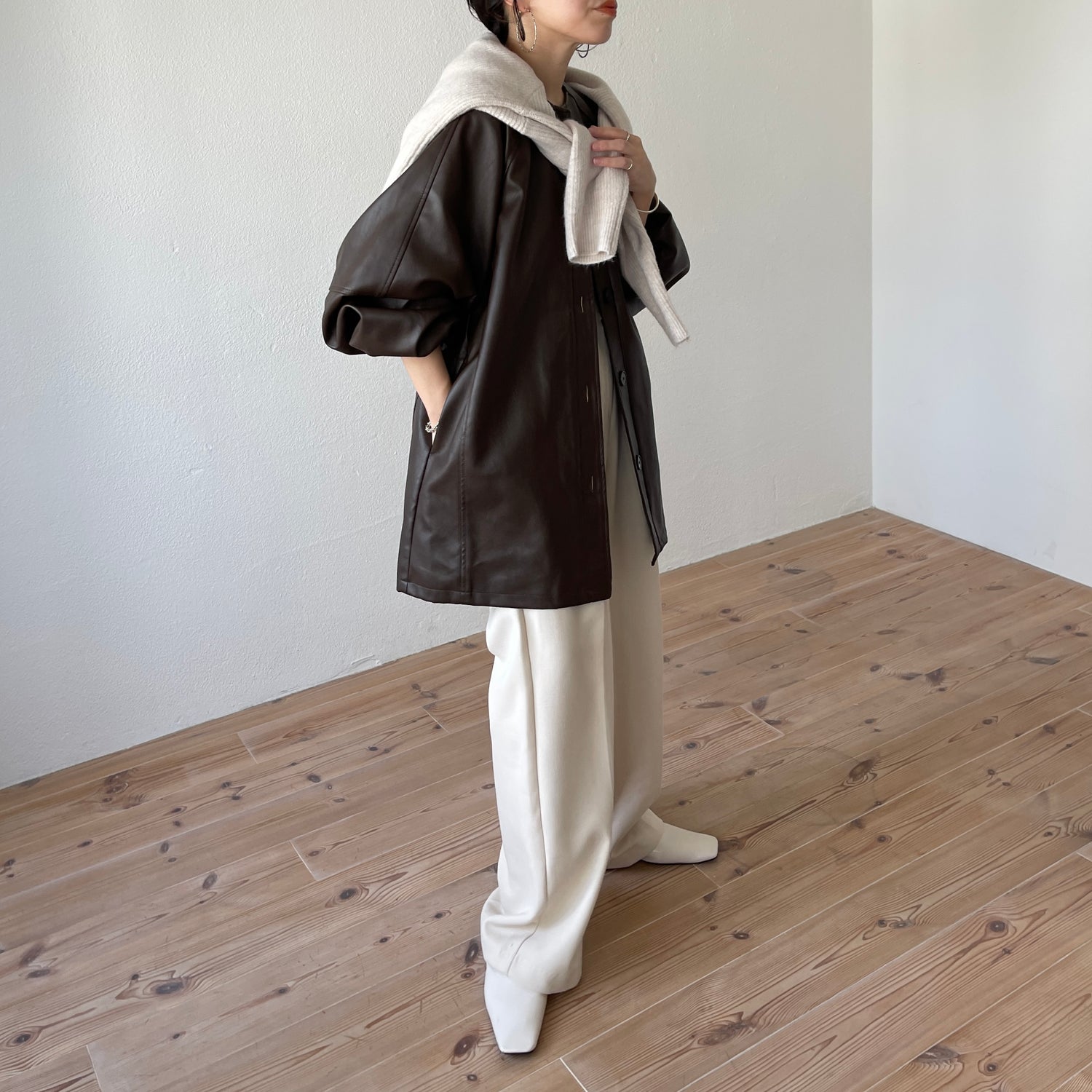 volume sleeve fake leather coat / brown
