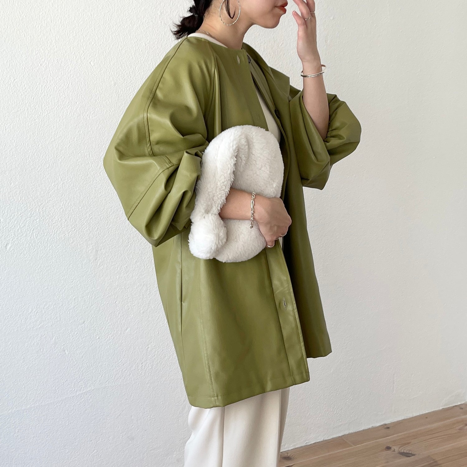 volume sleeve fake leather coat / olive