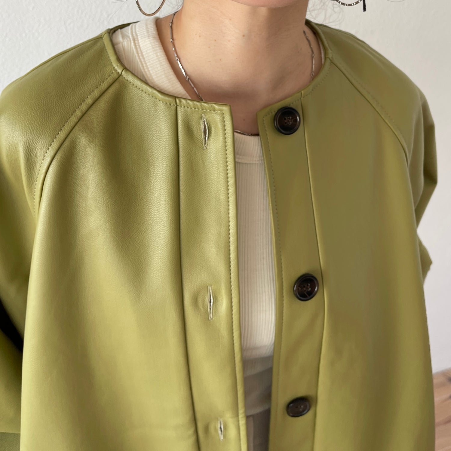 volume sleeve fake leather coat / olive