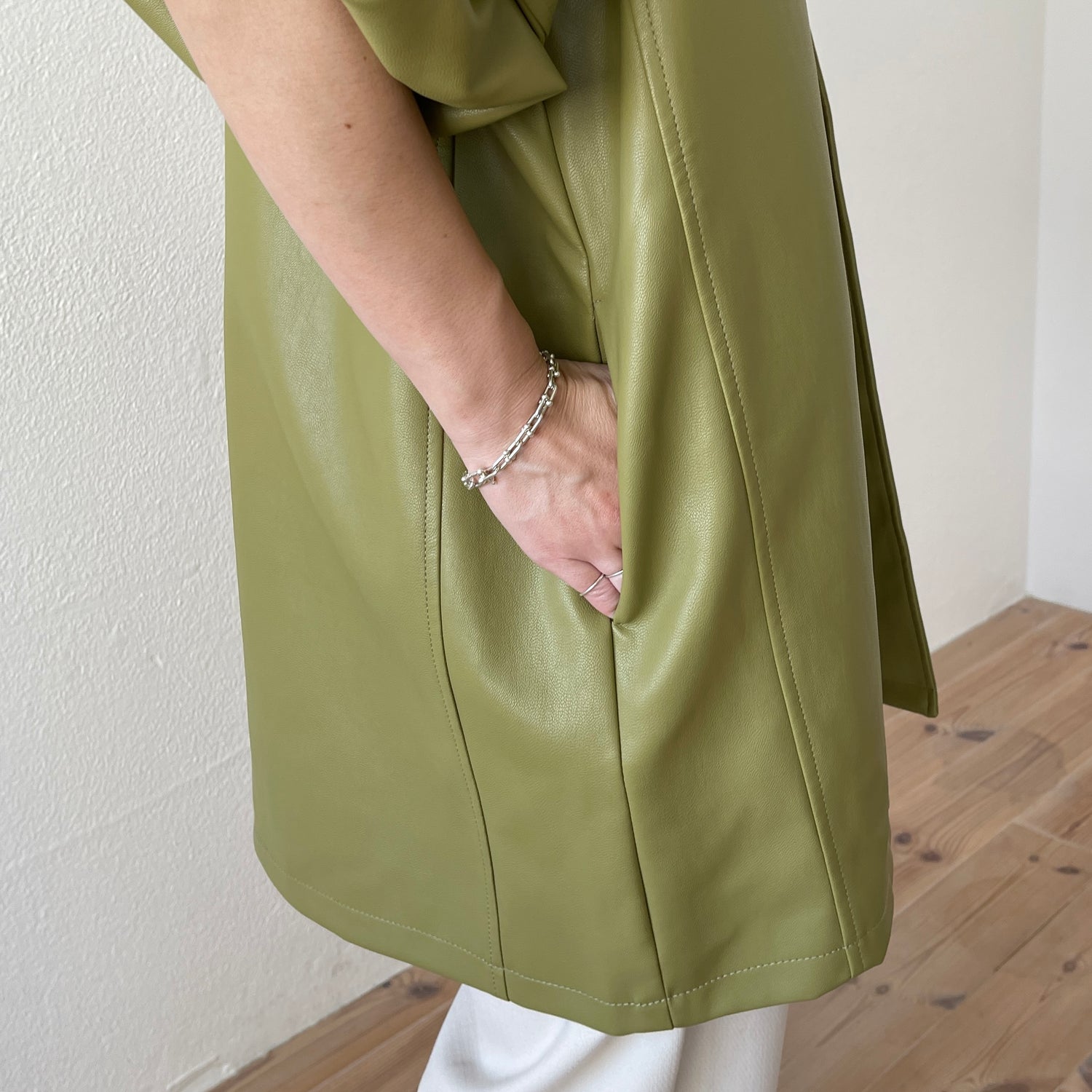 volume sleeve fake leather coat / olive