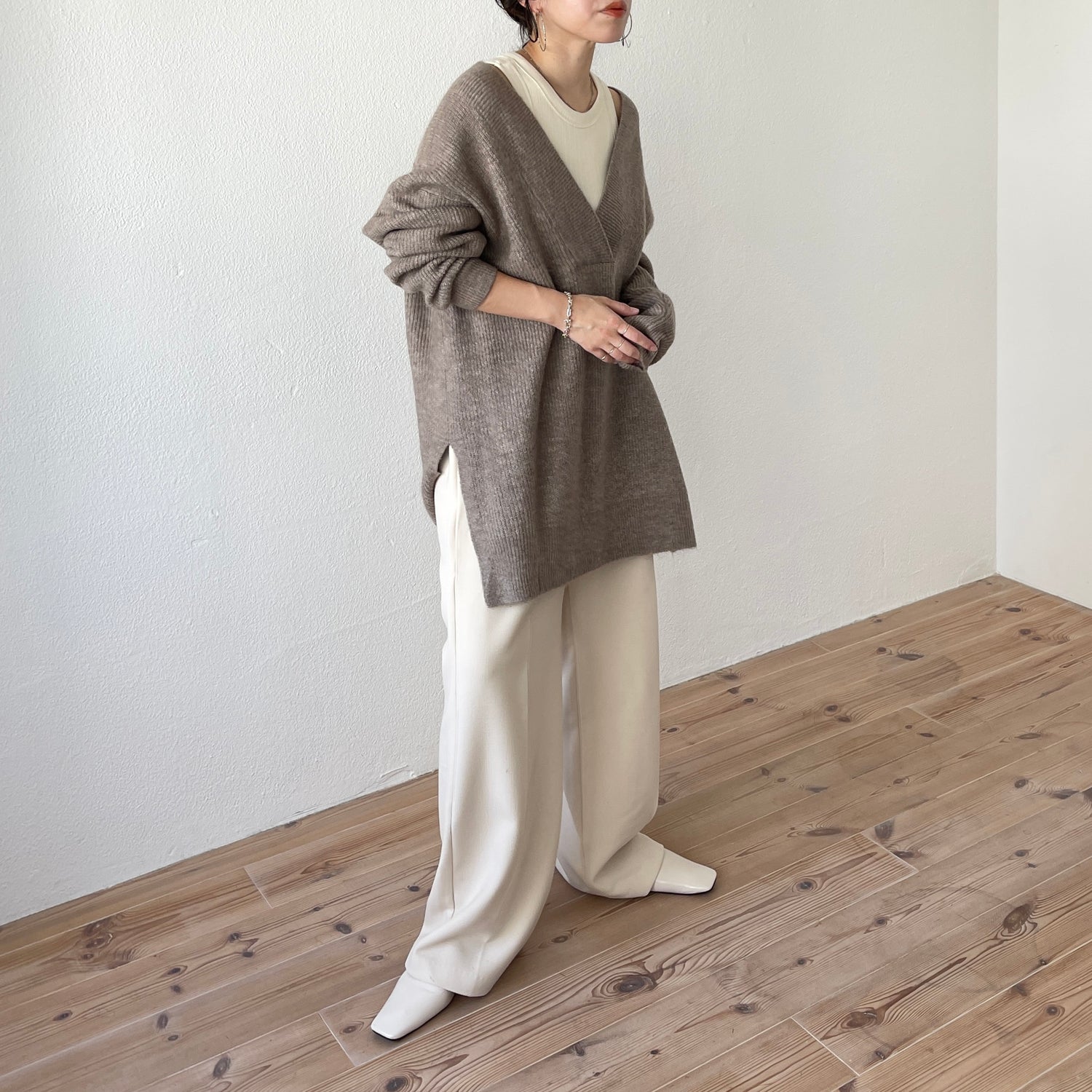 over size v neck loose knit / beige