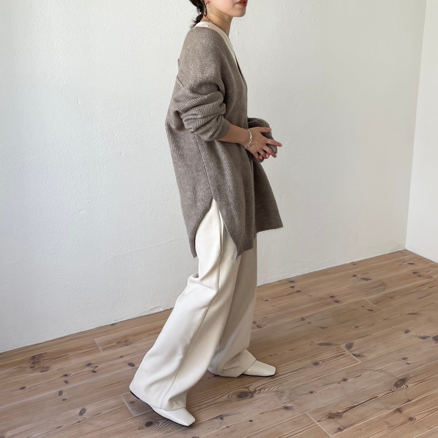over size v neck loose knit / beige
