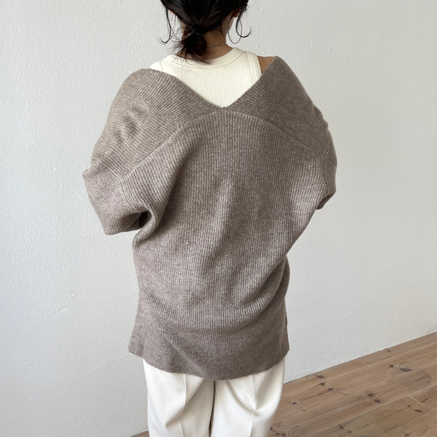 over size v neck loose knit / beige