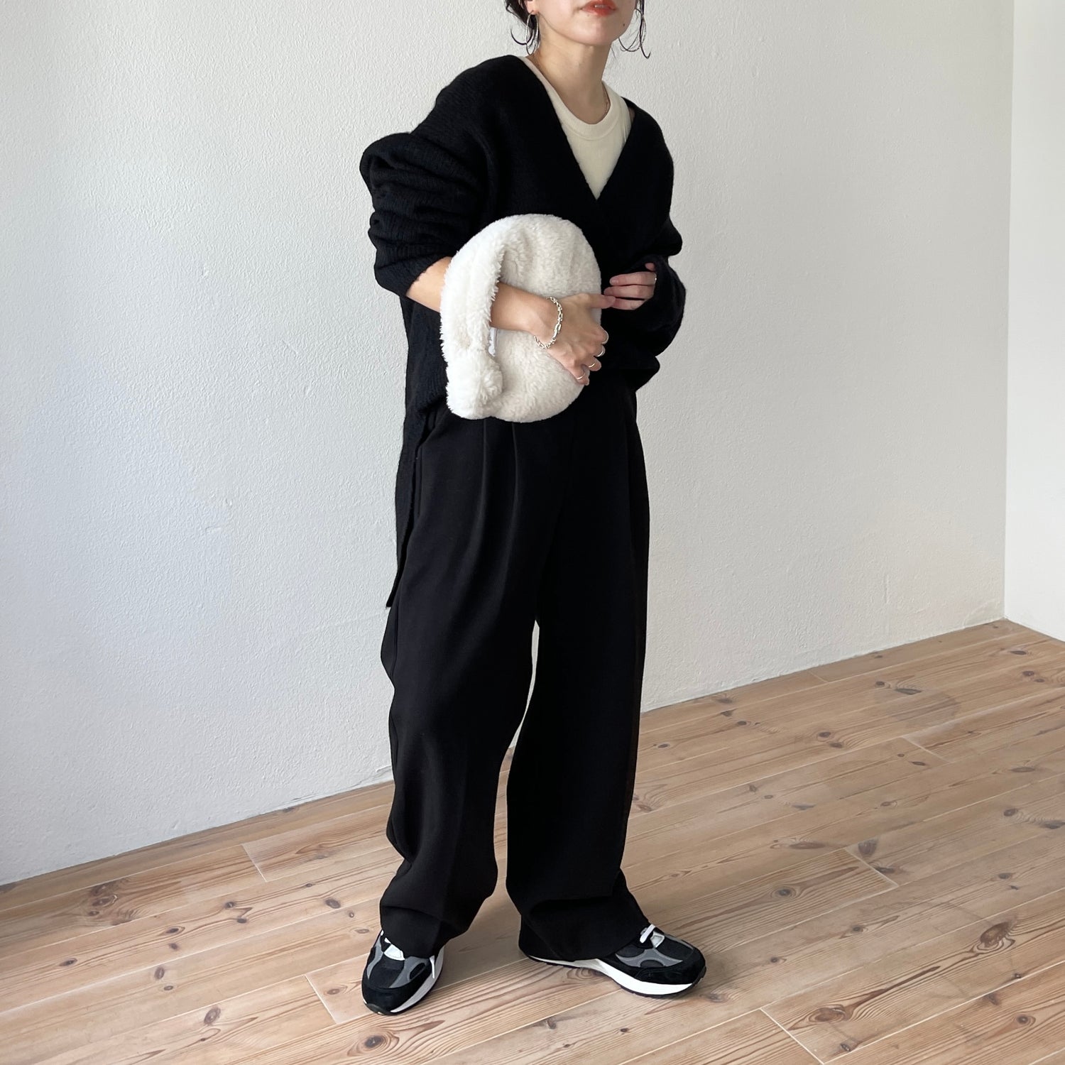 over size v neck loose knit / black