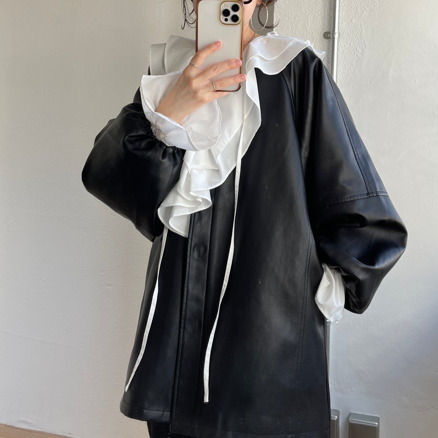 volume sleeve fake leather coat / black