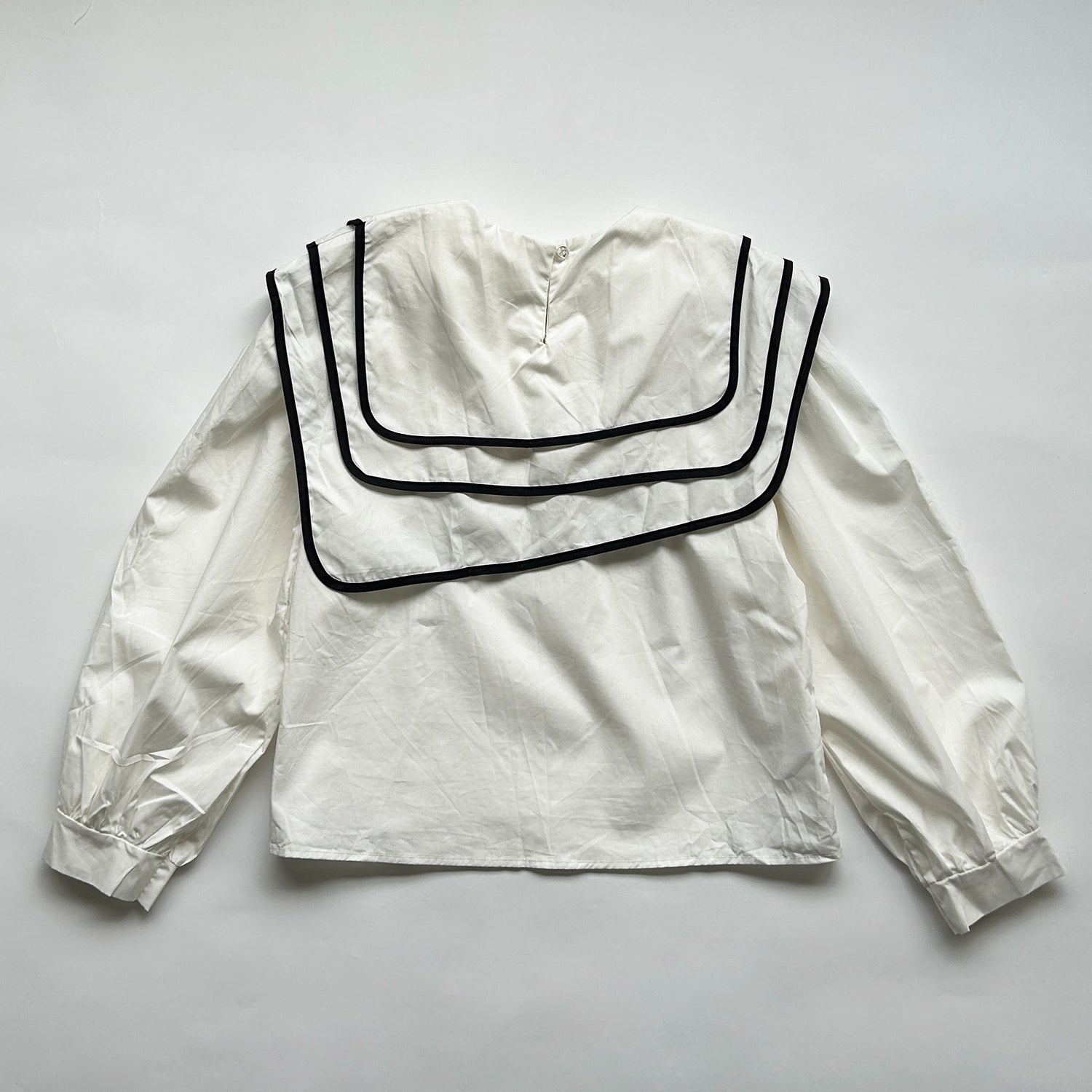 【SAMPLE】asymmetry big collar blouse / white