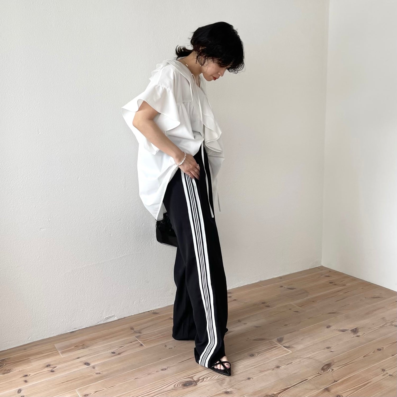big collar frill half blouse / white