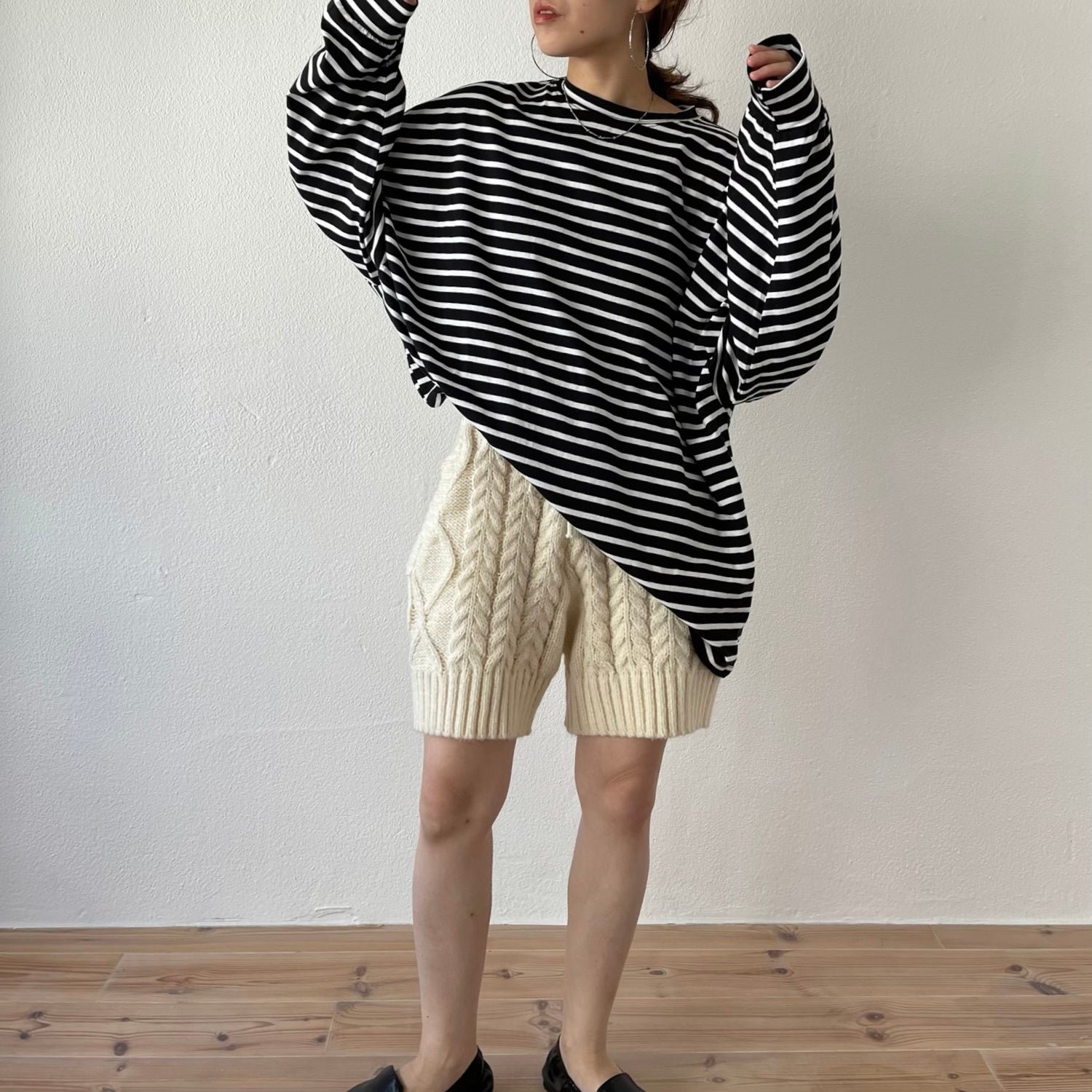 loose silhouette over size border tee / black