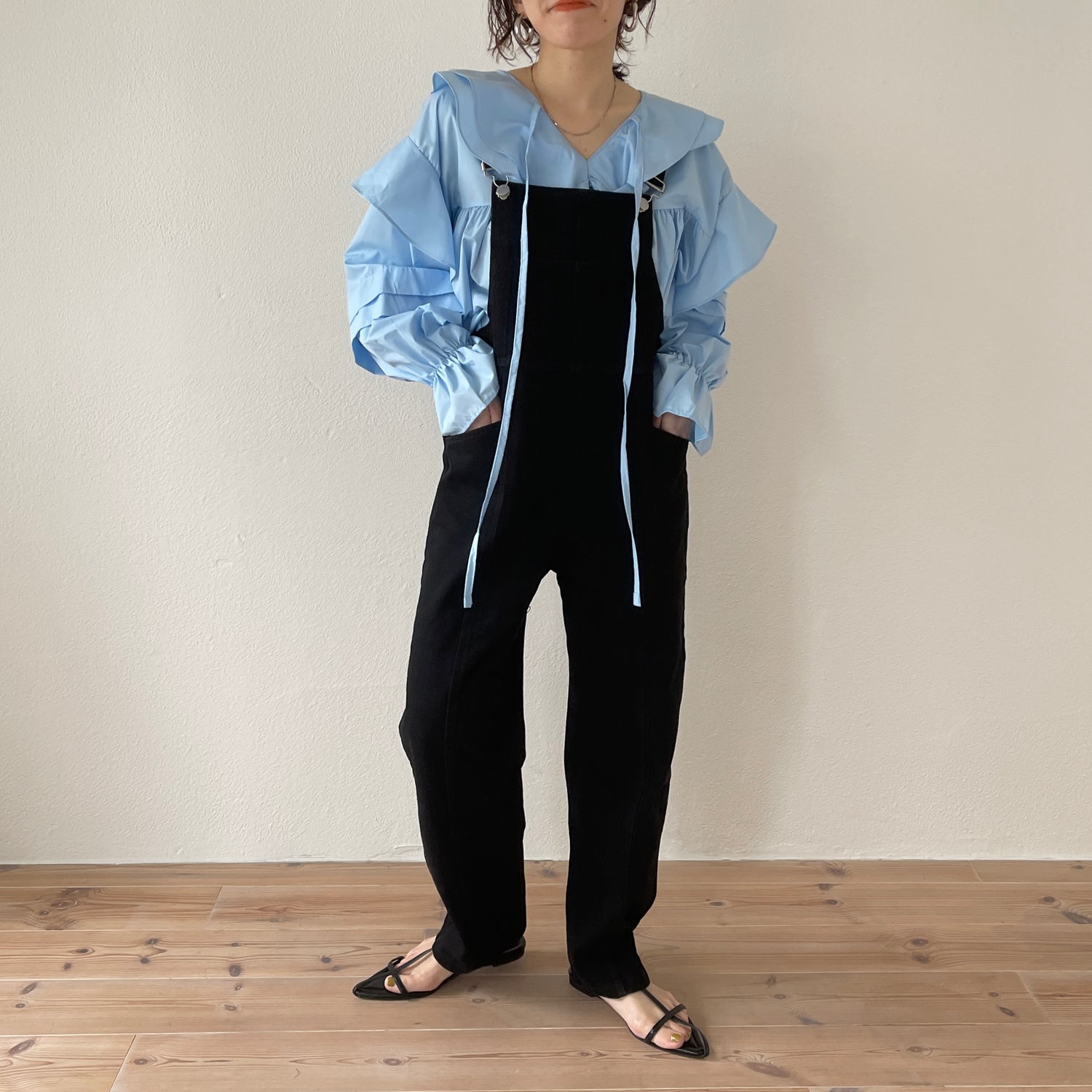 loose and slim denim salopette / black