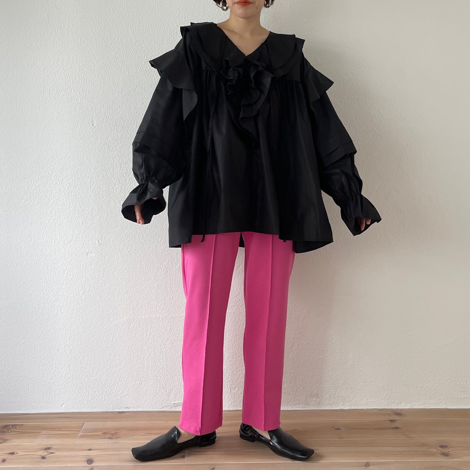 big collar frill blouse / black