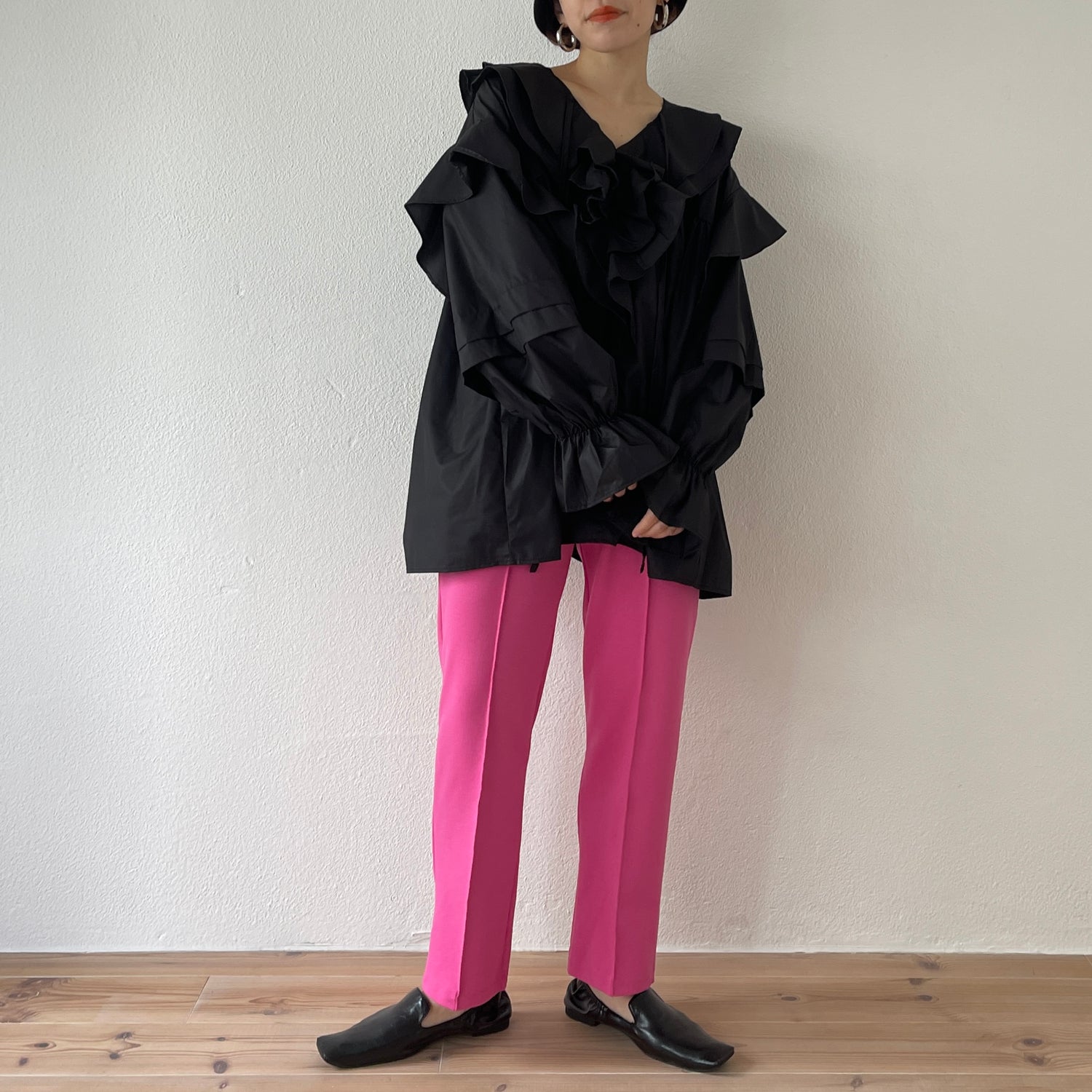 big collar frill blouse / black