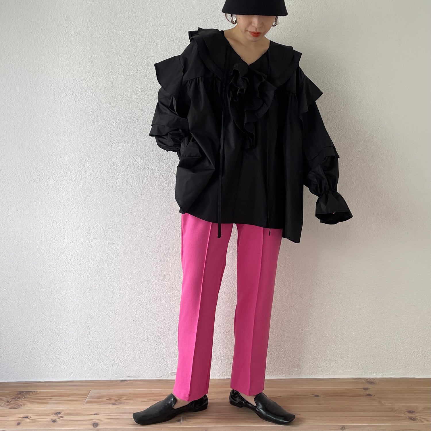 big collar frill blouse / black