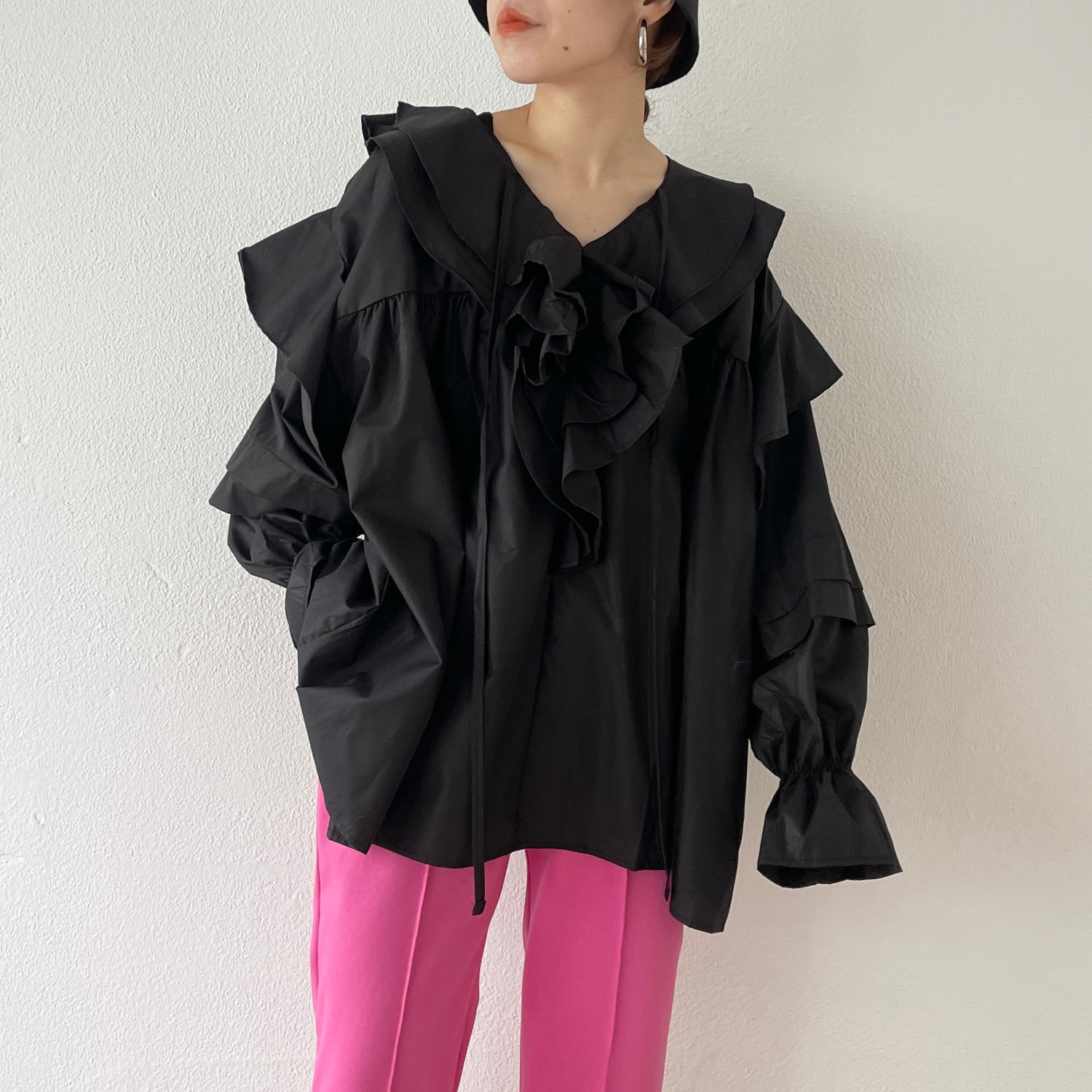 big collar frill blouse / black
